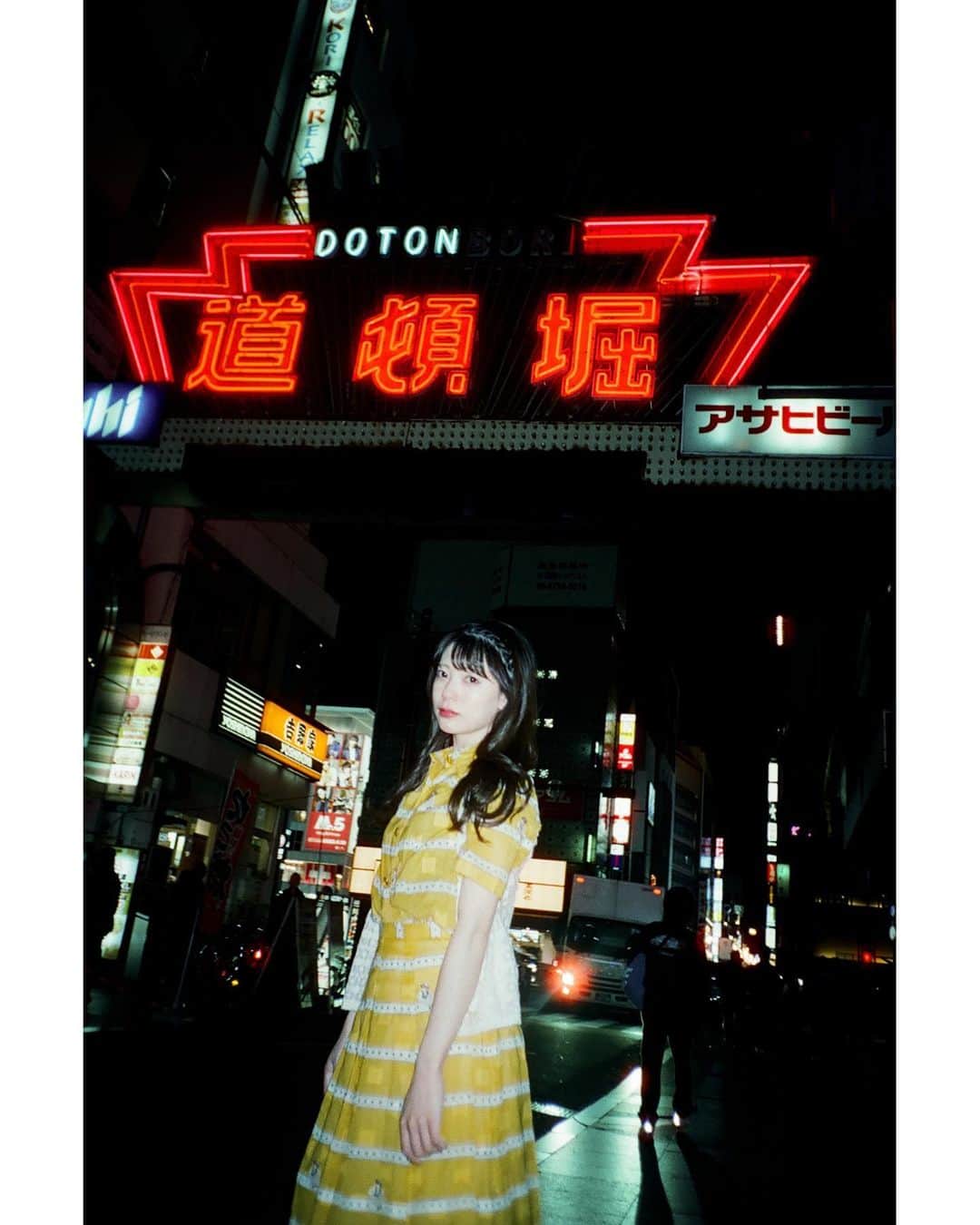 Yuma Takatsukiさんのインスタグラム写真 - (Yuma TakatsukiInstagram)「. . . film . . . . . . 夜の街とフィルム ⁡ 久しぶりの東京で色んな人と会えて 展示も飲みも楽しかったなぁ。  展示は結局1日中いて色んな人の話を聞いて とても熱意を感じたし勉強になりまくりました。 やっぱり展示っていいね。 出展者の方、運営のみなさん本当にお疲れ様でした。 関西でもがんばろ〜！！ ⁡ それでは今日もお疲れさまでした！ . Osaka／Japan . #4sbfilms  #フィルムカメラで残す日常  . ―――――――――――――――――――――――――― 関西を中心にフリーランスで活動しています。 Web広告、個人撮影、家族撮影、PR撮影など、 4月以降の撮影依頼募集中です。 ⁡ ⁡Yuma Takatsukiオリジナルプリセットも販売中です。 ⁡プロフィールのポートフォリオサイトからご覧下さい。  またフォトサークルITTOKOという活動をしています。 ⁡ハイライトに色んなイベントをまとめています。 ――――――――――――――――――――――――――」5月1日 20時25分 - yu_umaa06