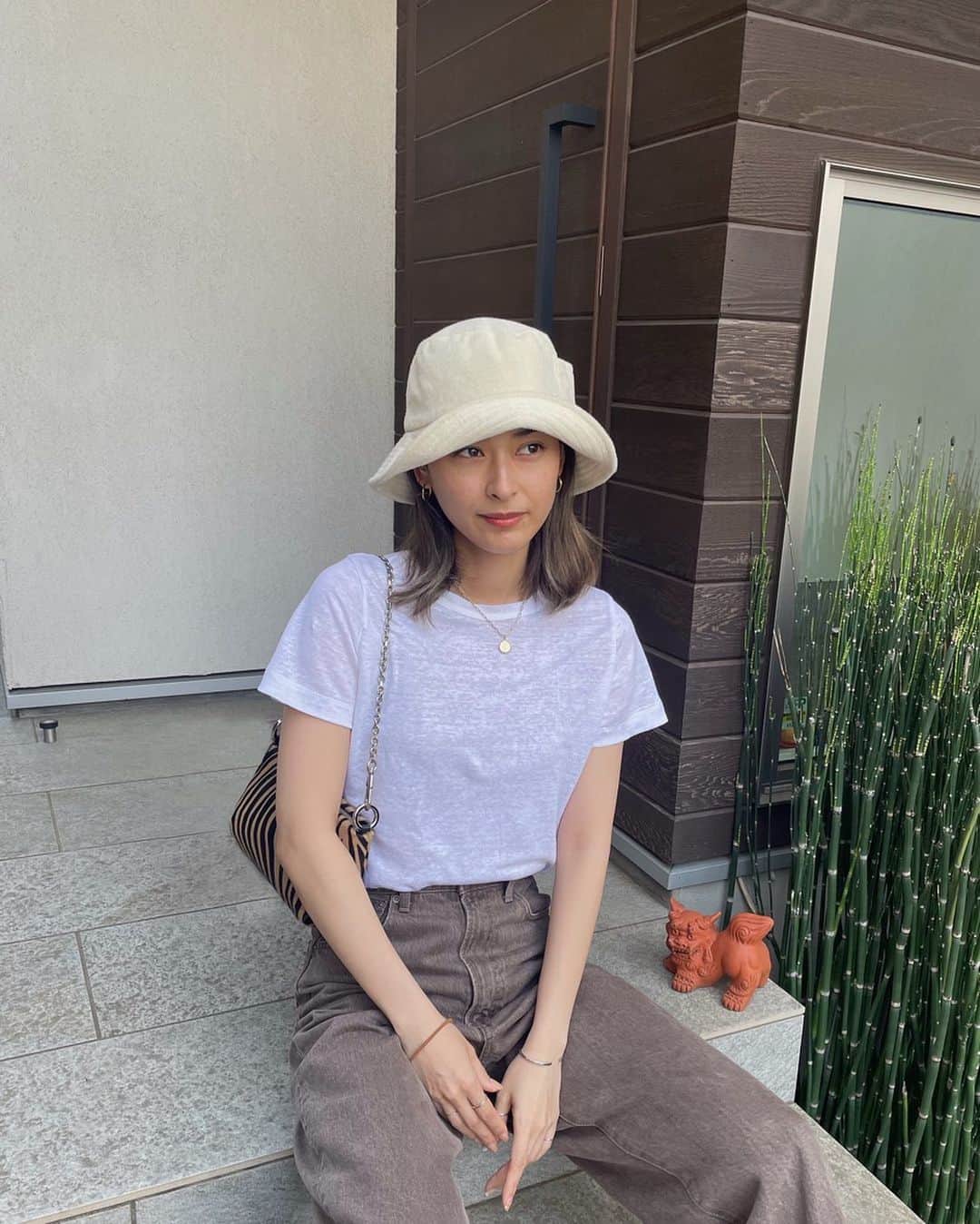 松本瞳のインスタグラム：「Tシャツの季節だ~🥹🎏✨ リネン素材だし、首の詰まり具合好きだし 夏に向けてたくさん着よう。 @petitbateau_jp  . 165cm,XSサイズ着てます . #sponsored #petitbateau #プチバトー #プチバトーT #Tシャツ #Tシャツコーデ #クルーネックTシャツ #オーガニックコットン #プチバトー130周年」