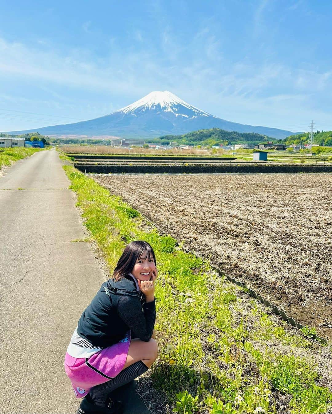 秋吉織栄（宮内かれん）さんのインスタグラム写真 - (秋吉織栄（宮内かれん）Instagram)「GWいかがお過ごしですか？  私は… 仕事にゴルフにゴルフに仕事😂 ゴルファー女優です🏌️‍♀️  常に左手を負傷してます😅 腱鞘炎🤕  野生の勘と🐅かしこい皆さまに 囲まれて生きております。  体力と気力をくれた 親に感謝💕 ですがGWは実家には帰りません  ゴルフ帰りにお隣山梨へ🗻✨✨ くっきりキレイな富士山😍  こんなにハッキリと見られるのは 珍しいんだって✨ 山梨側は形もキレイ〜〜〜  静岡出身だけど認めざるを得ない笑  #travel #山梨 #富士山 #mtfuji #fujisan #yamanashi  #photooftheday  #japanesegirl #japantravel」5月1日 20時26分 - orie.oliiiiie.olivia