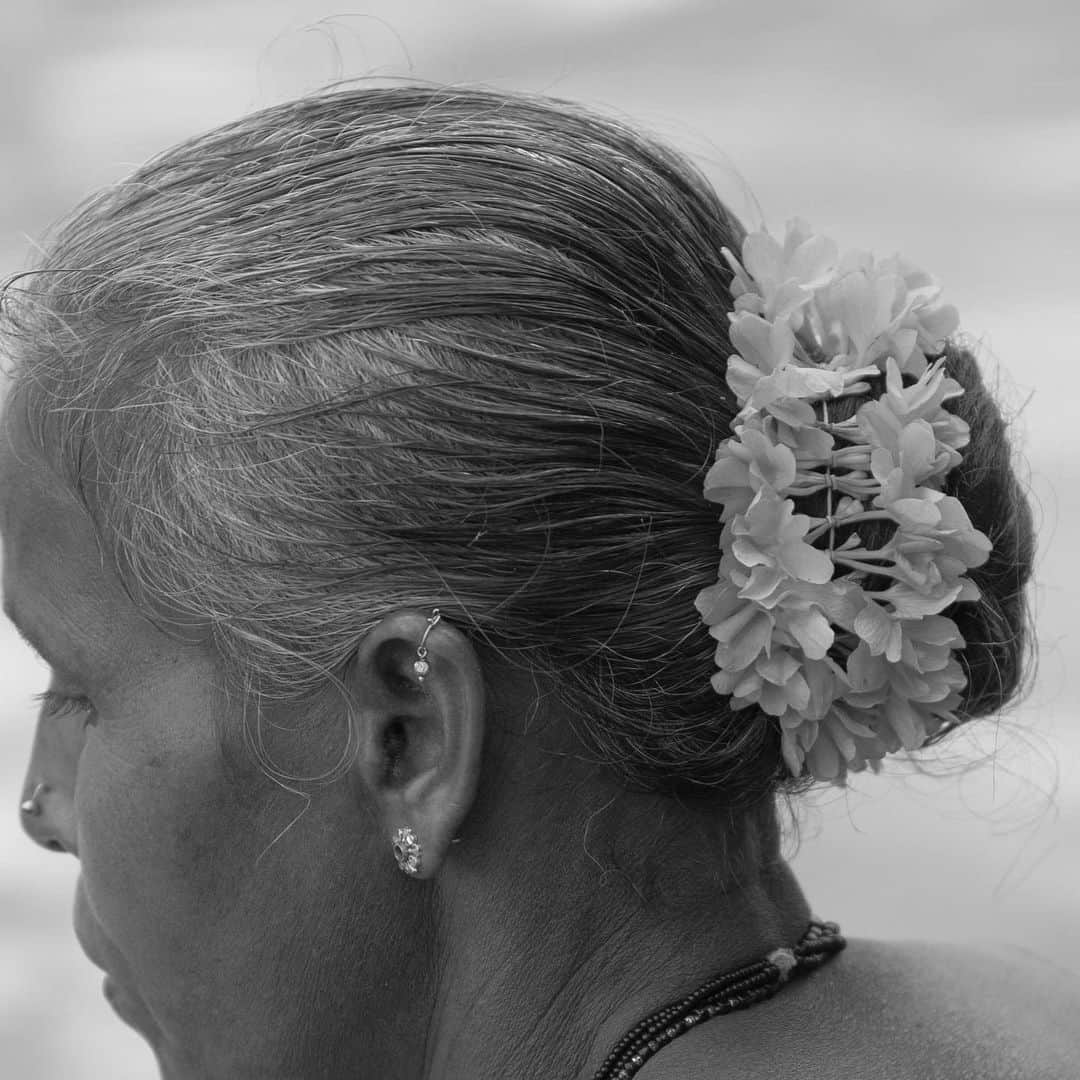 tammychannnのインスタグラム：「Flowers in hair  #india #visualart #creativephotography #ignant #knowthismind」