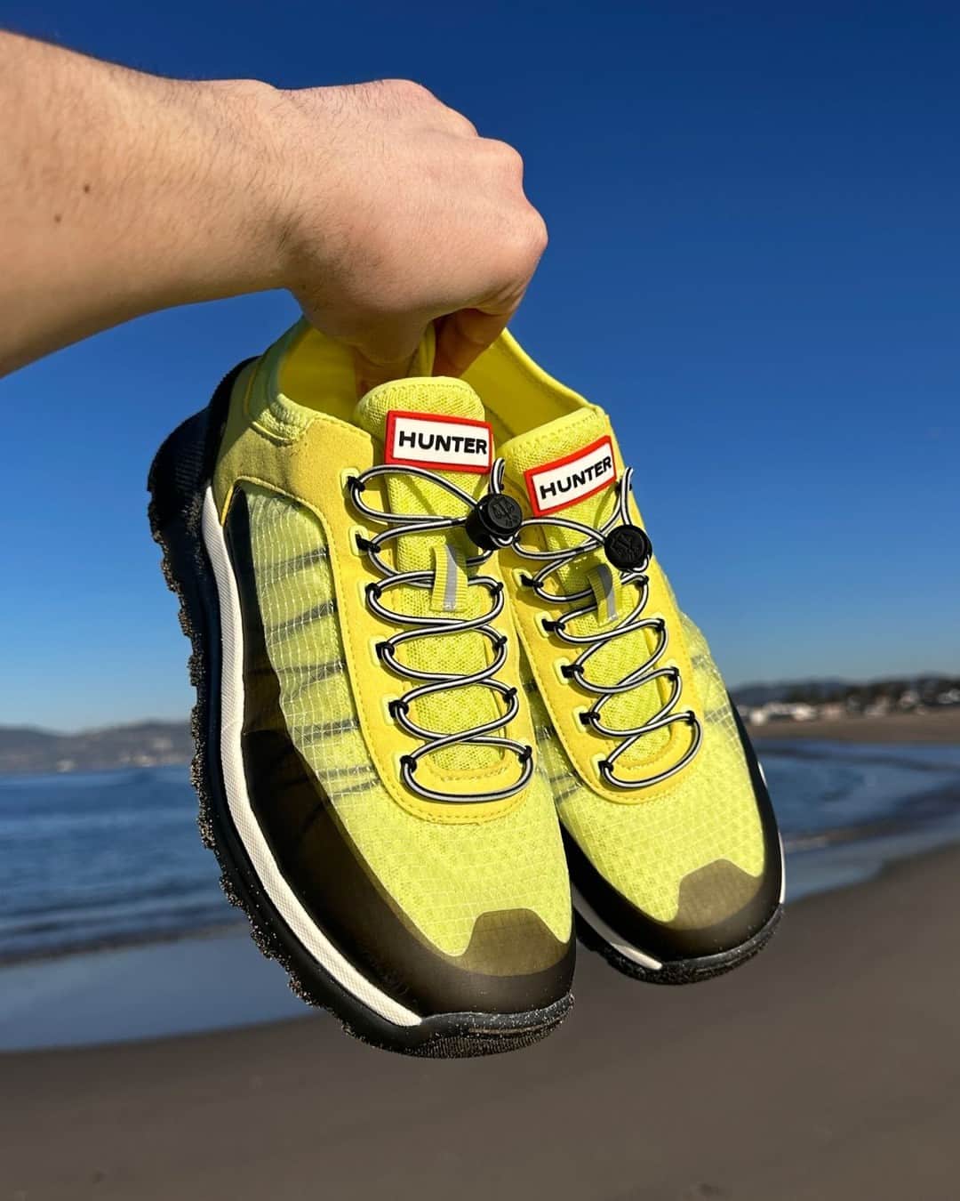 ハンターブーツのインスタグラム：「Weekends away at the beach in our Travel Sneaker 🏖️☀️ #HunterTravelSeries⁣ ⁣ Tap to shop now.⁣ ⁣ #HunterBoots」