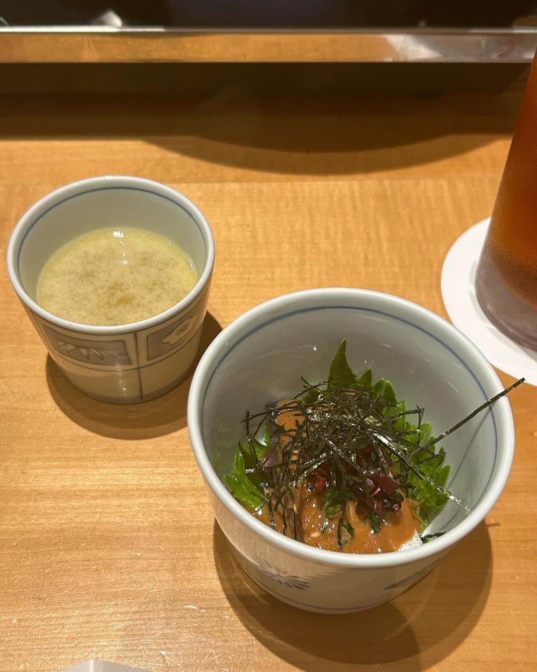 渚志帆さんのインスタグラム写真 - (渚志帆Instagram)「博多『とり田 博多 本店』さん🍲  福岡といえばもつ鍋のイメージがあると思うけど、実は水炊きも絶品🤤  ミシュランを獲得してる水炊きとり田さんずっと行きたくて気になってて。  水だけで6時間煮込んだ黄金のスープがすごい！ 既に塩で味付けしており濃厚な味わいでした😋  鍋はもちろん、ゴマサバも絶品でした🐟」5月1日 20時39分 - totsuka_ruu