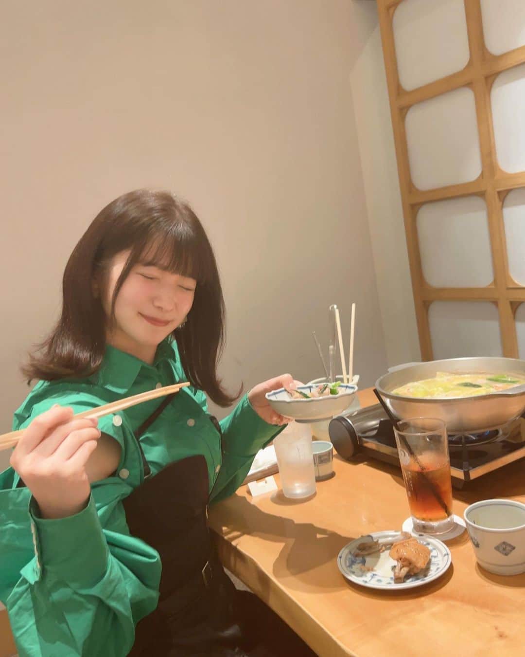渚志帆さんのインスタグラム写真 - (渚志帆Instagram)「博多『とり田 博多 本店』さん🍲  福岡といえばもつ鍋のイメージがあると思うけど、実は水炊きも絶品🤤  ミシュランを獲得してる水炊きとり田さんずっと行きたくて気になってて。  水だけで6時間煮込んだ黄金のスープがすごい！ 既に塩で味付けしており濃厚な味わいでした😋  鍋はもちろん、ゴマサバも絶品でした🐟」5月1日 20時39分 - totsuka_ruu