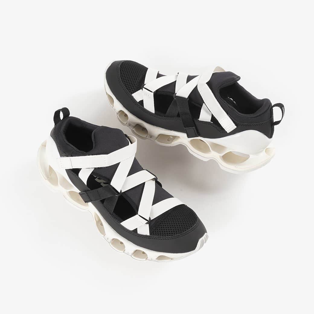 KICKS LAB. [ Tokyo/Japan ]のインスタグラム：「MIZUNO l "WAVE PROPHECY STRAP" Black/White l Available in Store.  #KICKSLAB #キックスラボ」