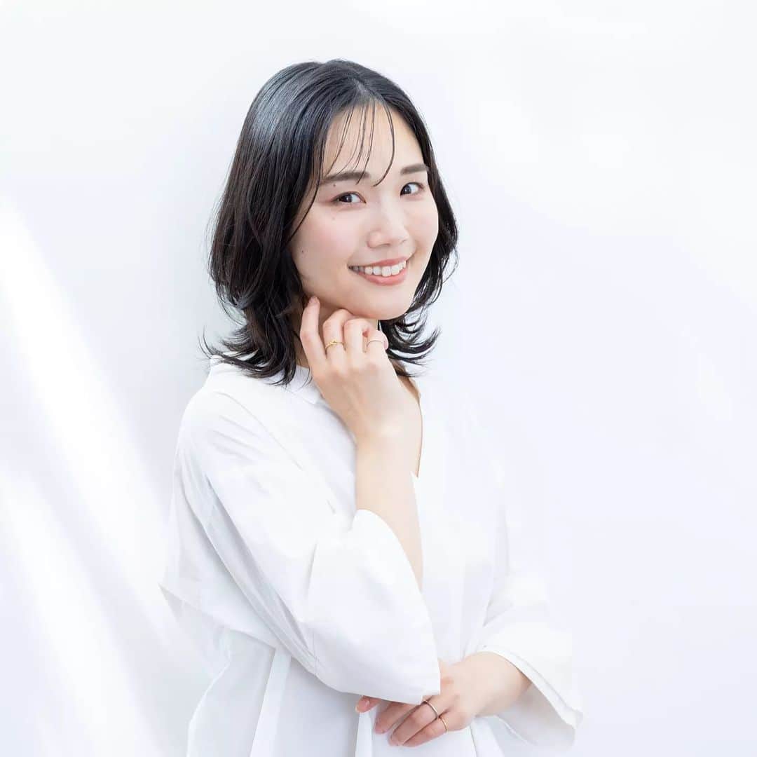 Eri Satoのインスタグラム：「【New profile pic📸】 · 今日から5月🌿 宜しくお願いします😌 もうほぼ平日は予定埋まってて ランチするする詐欺してる方々ごめんなさい😢 · 先日プロフィール写真を撮りました🙌 撮影はいつも一緒にお仕事しているあいかさん💞 · 撮影前の駆け込み美容✨ カットは @lilly_assy いつもありがと🤗✂ セミロングとっても評判良い✨ · 撮影当日直前に @the_cleaness で 首·肩オイルマッサージ+ドライヘッドスパをしてきたよ おかげさまで顔がスッキリしました✨ こちらのサロンは鈍感な私でも 効果が目に見えてわかるのでとっても信頼しています🥰オススメ✨ · · #プロフィール写真 #lillyshinjuku #新宿美容室#新宿サロン #thecleaness#ザクリーネス #恵比寿サロン#ヘッドスパ」