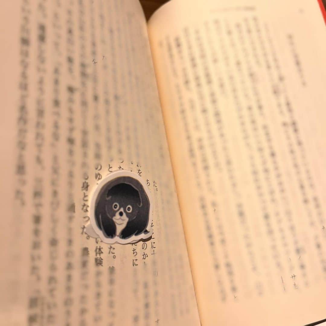 永田詩央里のインスタグラム：「キュートな日本画犬ちゃんシールを栞にしました🔖 今年こそちゃんと本を読むぞと意気込んでいます。」