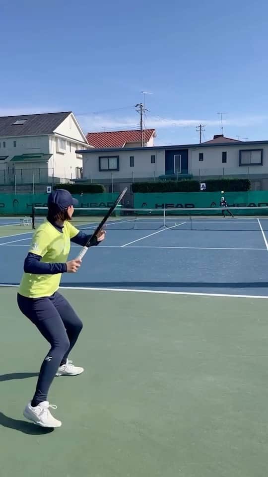 尾崎里紗のインスタグラム：「New Gravityで左右交互に打ち分け🎾  @kaji.haruka」