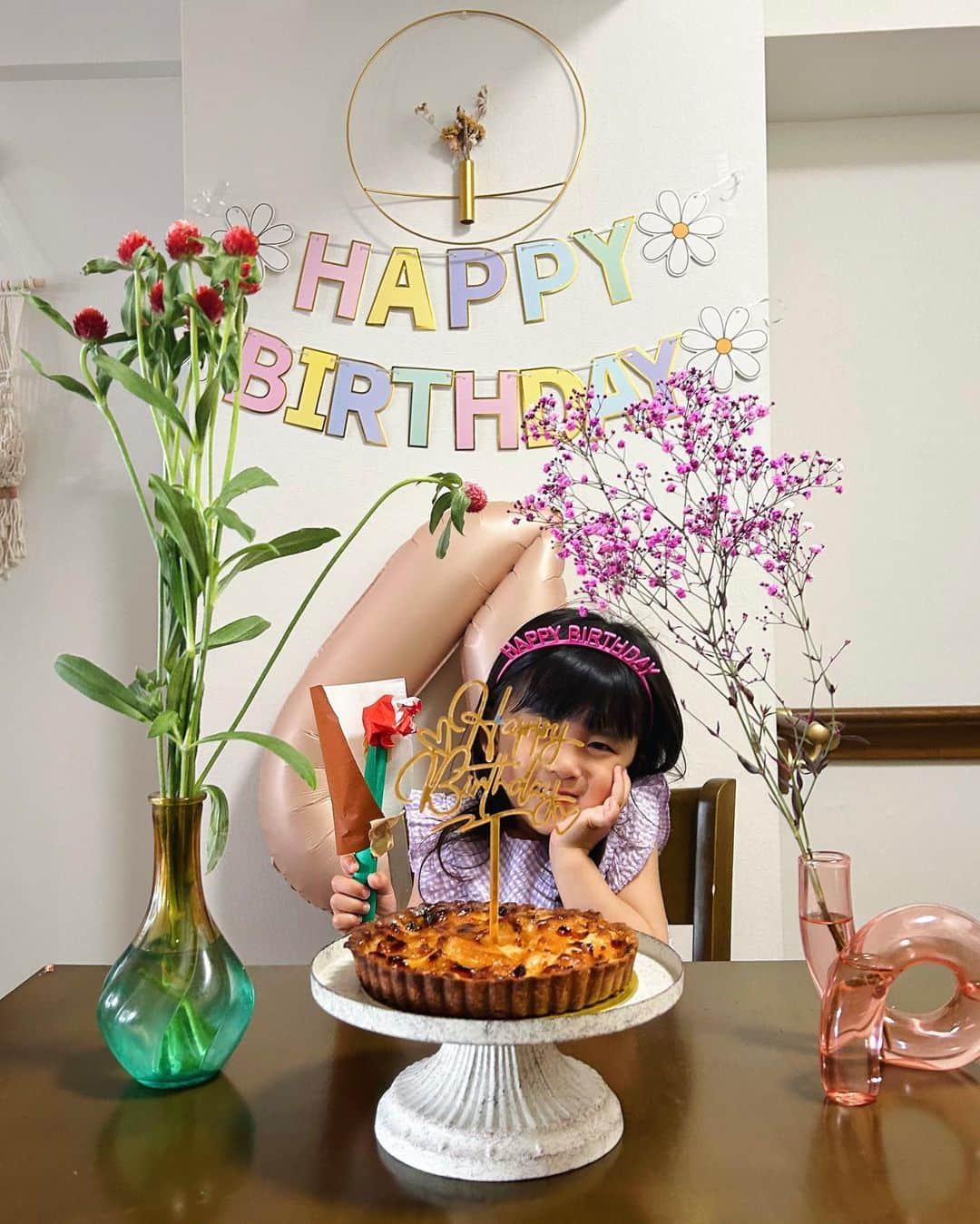 斎藤菜々子さんのインスタグラム写真 - (斎藤菜々子Instagram)「. HAPPY BIRTH DAY 4th👧🏽 HAPPY HALF BIRTH DAY👶🏼  2人ともおめでとう🤍 あっとゆうまに４歳。  大きな病気に怪我もなくスクスク元気に育ってくれてありがとう🥹 赤ちゃんの頃は全く寝なくて （これは2人目👶🏼も同じ寝ない） 万年寝不足で、イヤイヤ期も本当大変だったけど...💩  3歳過ぎて意思疎通も出来るようになってからは たくさん妹の面倒も見てくれて 沢山手伝ってくれて本当に助かってるな🫶🏻  喧嘩することあるけどこれからの成長が楽しみ👧🏽🤍  ケーキは @la_banlieue_atelier_saito で クッキーは @pink_babycookies_ 🫶🏻  . #4歳誕生日 #happybirthday  #姉妹ママ」5月1日 20時49分 - nanacoco.7