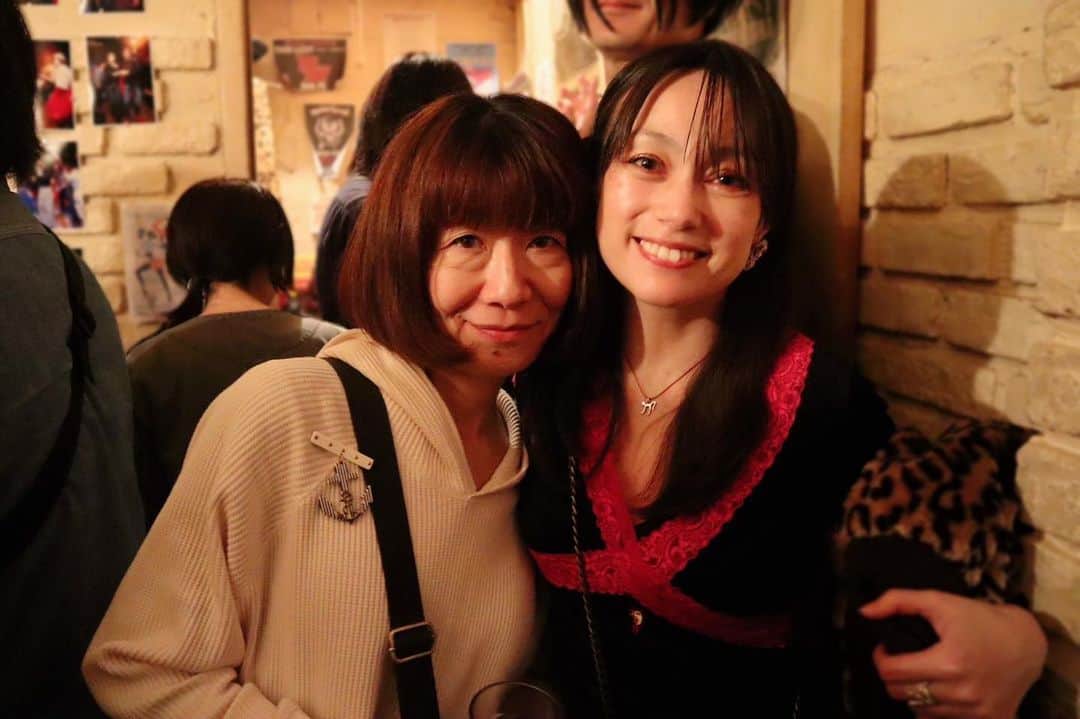 佐伯日菜子のインスタグラム：「久しぶりにお会いした #石川真希 さん 相変わらずかっこいいよ！ 「ひなちゃん、バンドやりなよ」って言ってくれた。 真希さんの吉祥寺のお洋服屋さんもめちゃくちゃかわいいので行った方がいい @anis60svintage」
