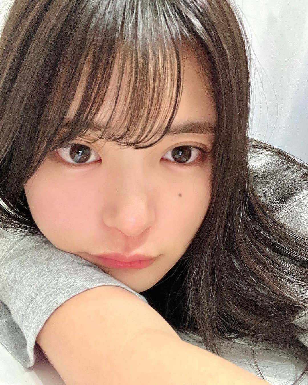 竹内花のインスタグラム：「みんな今日もお疲れ様でした！  わたしはへとへとでおうちに帰ってきました😵‍💫 玄関で2時間も爆睡してしまう癖が再発しております笑 アイドルの時もそういうことが多々あったので懐かしい気持ちになってました🤭  明日もへとへとになる予感なので今日もお湯に浸かってゆっくり疲れをとるぞ〜！と意気込んでます🫡🩷 こういう時はお風呂に限ります！！  #オフショット #お休みの日」