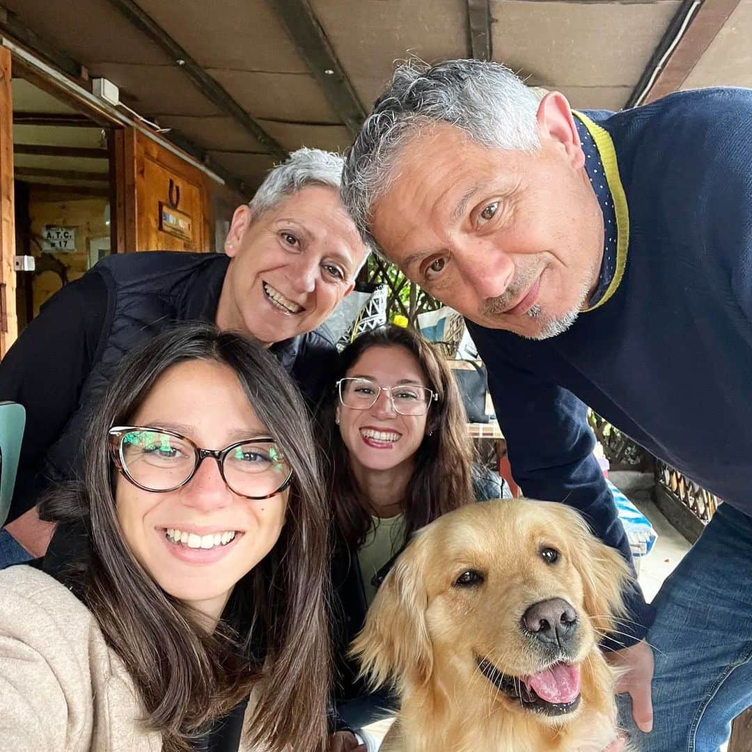 アイリーン・シラグサのインスタグラム：「Buon 1°maggio dal mio centro nel mondo ❤ The Siragusas  #family」