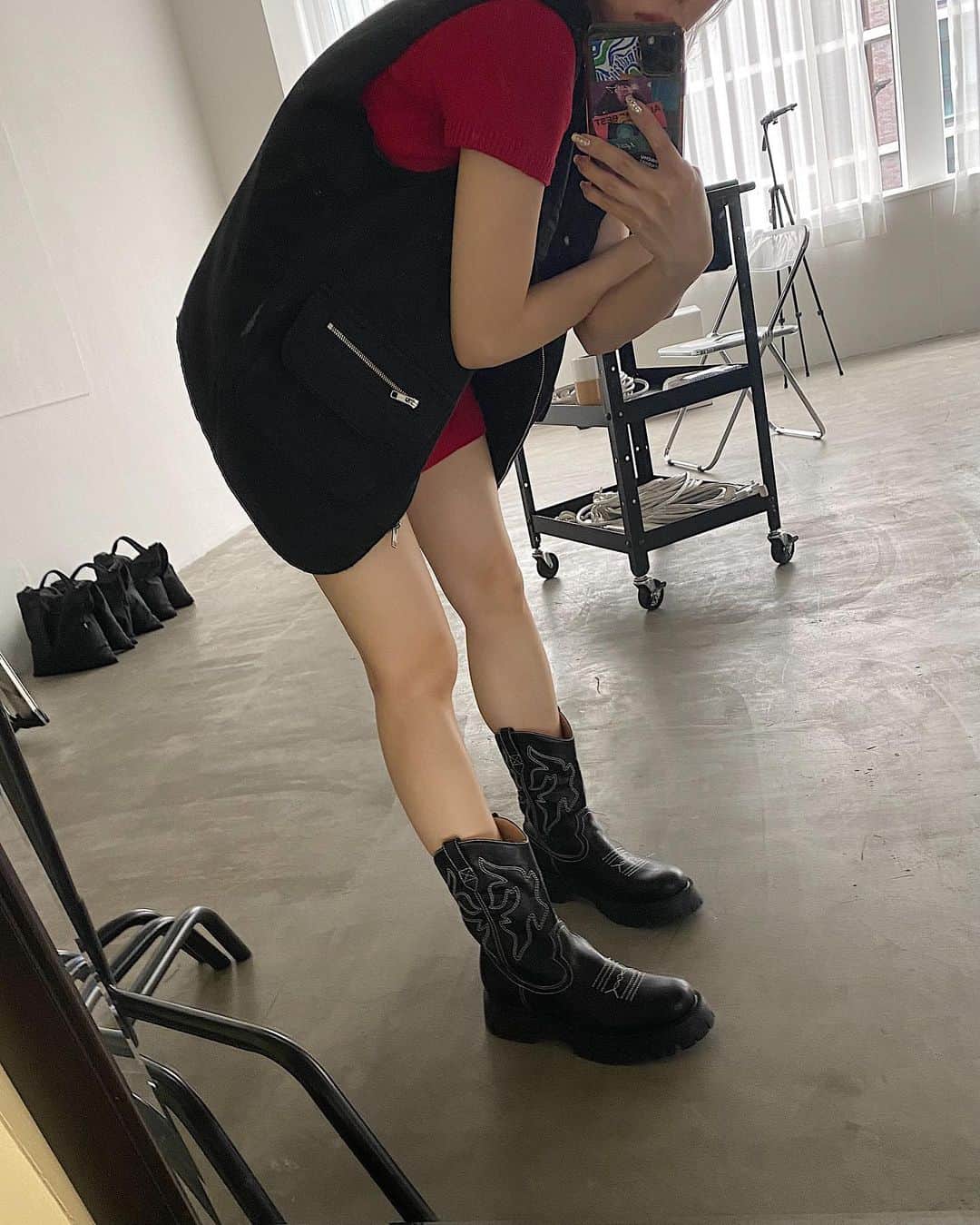 室原彩夏のインスタグラム：「ㅤㅤㅤㅤㅤㅤㅤㅤㅤㅤㅤㅤㅤ ウエスタンブーツなのにプラットフォームのソールだから 歩きやすくて履きやすくて とにかく何でも合うの😌🤍 ㅤㅤㅤㅤㅤㅤㅤㅤㅤㅤㅤㅤㅤ これは絶対にみなさま履いて欲しい一足！ ㅤㅤㅤㅤㅤㅤㅤㅤㅤㅤㅤㅤㅤ 明日はGW本番前に新作入荷します😌！ ㅤㅤㅤㅤㅤㅤㅤㅤㅤㅤㅤㅤㅤ #LAGUAGEM」