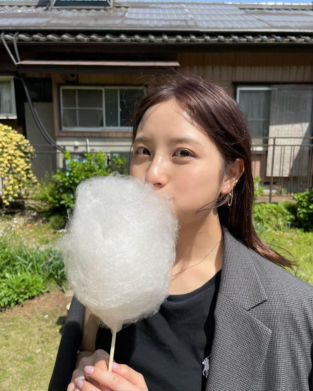 大和田南那のインスタグラム：「毎年恒例のおばあちゃんのお家でBBQ⛱️🛹💞🥤 いつも私はわたあめ担当♡笑  このくらいの季節は晴れてても湿気がなくて最高だ~！🌞 みんなでお肉お野菜食べて 甥っ子と追いかけっこしたりシャボン玉で遊んだり、ミニバイク乗ったり、、はしゃぎすぎ楽しすぎた~~🫧  裏庭に綺麗なお花達が沢山咲いててとても綺麗だった🌷🌷🤍  千葉で過ごしてる時の ゆったり時間が過ぎていく感覚が大好き🫶🏻✨💞」