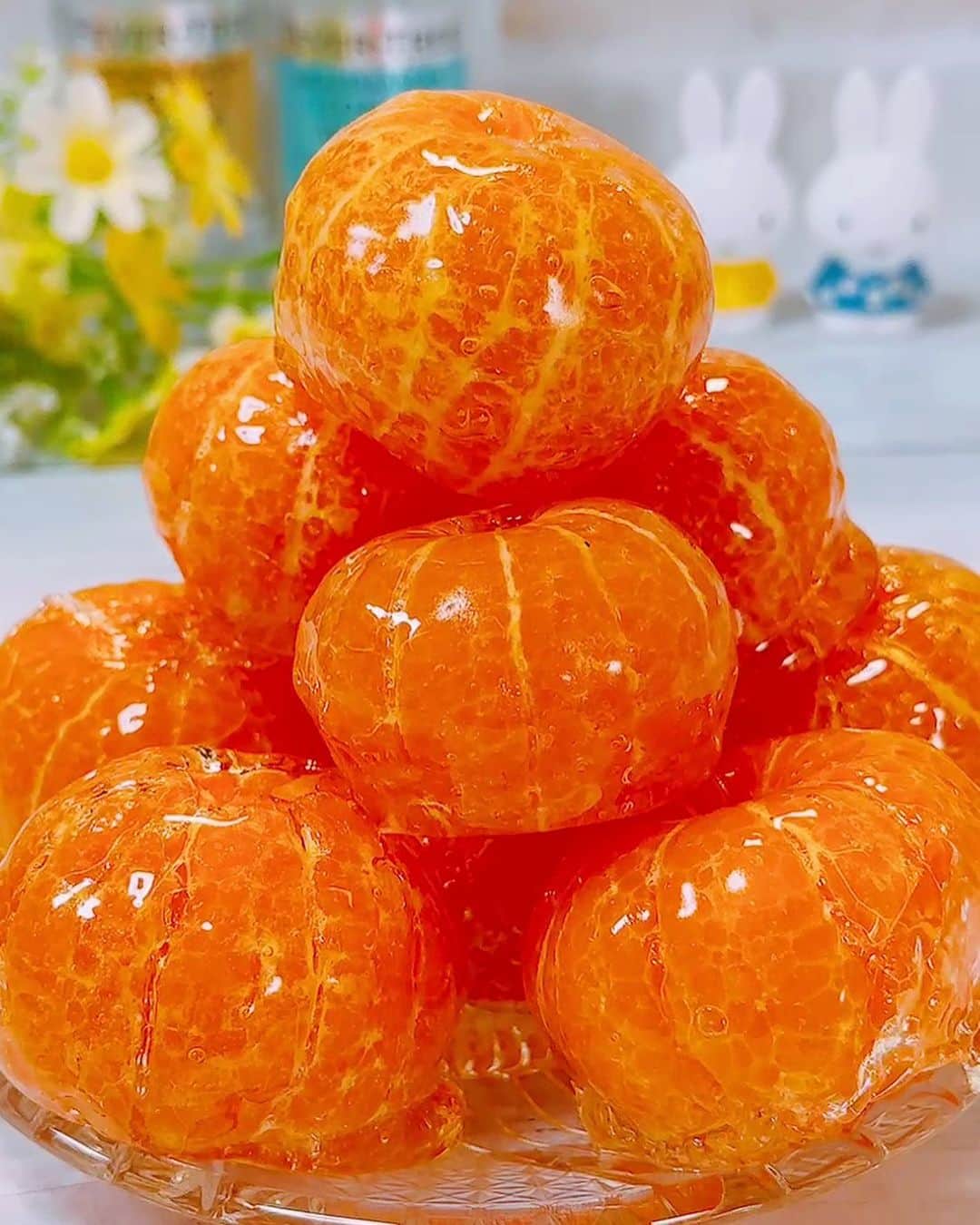 ひろまるのインスタグラム：「見てもつやつや！食べてもパリパリ！おうちで作るみかんあめ Crispy and delicious mandarin orange candy  今回はみかんあめを作ってみました。 みかんを綺麗にむくコツとアメを綺麗にコーティングするコツを動画で説明しています。 ピカピカでカッチカチのパリッパリで美味しいよ〜♪  I made mandarin orange candy today. The video explains how to peel oranges beautifully and how to coat candy beautifully. Please try making it.  【ingredients】5 pieces 5　Mandarin orange 200g　Granulated sugar 50ml　Water Hot water enough to soak Five oranges Enough amount of ice water to soak Five oranges  【材料】5個分 みかん(SS)　5個 グラニュー糖  200g　(砂糖でも大丈夫です) 水　　50ml 熱湯　みかん5個が浸かるくらい 氷水  みかん5個が浸かるくらい  【作り方】 (みかんを綺麗にむく方法) ①熱湯にみかんを約4分浸けて、その後すぐに氷水に約1分浸けて皮をむきます。  (アメを作ります) ②鍋にグラニュー糖を入れて水を加えて中火で煮詰めて、薄いきつね色になったら火を止める。  ③お箸をみかんの真ん中に刺してアメを全体につけて余分なアメを切る。  ④アメを付けたみかんをクッキングシートに置いていく。 今回はシルパットを使いました。 ※アメはとても熱くなってますのでヤケドに気をつけてください。  ⑤アメがうまく煮詰まっていたらすぐに固まる。 ※ベタベタしていつまでも固まらないときは煮詰め方がたりないので、薄いキツネ色になるまで煮詰めてくださいね。(べっこうあめの色です)  アメが残ったらクッキングシートに流してアメとして食べてください。  #りんごあめ #琥珀糖 #みかん #みかんあめ #あめ #귤 아메　#mandarin orange candy #あめニダ #あめ #お祭り #べっこうあめ #hiromarucooktv」