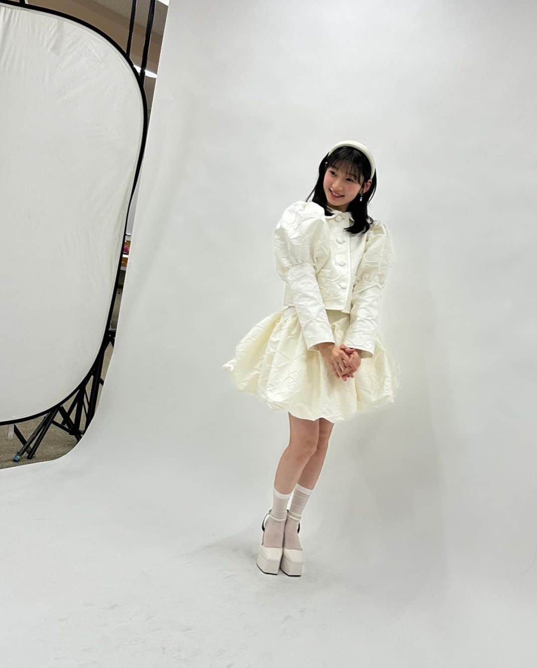 宮本佳林さんのインスタグラム写真 - (宮本佳林Instagram)「♡  グッズ発売になりました～🥰  ぜひ！  #白衣装 #mline」5月1日 20時46分 - karin_miyamoto.official