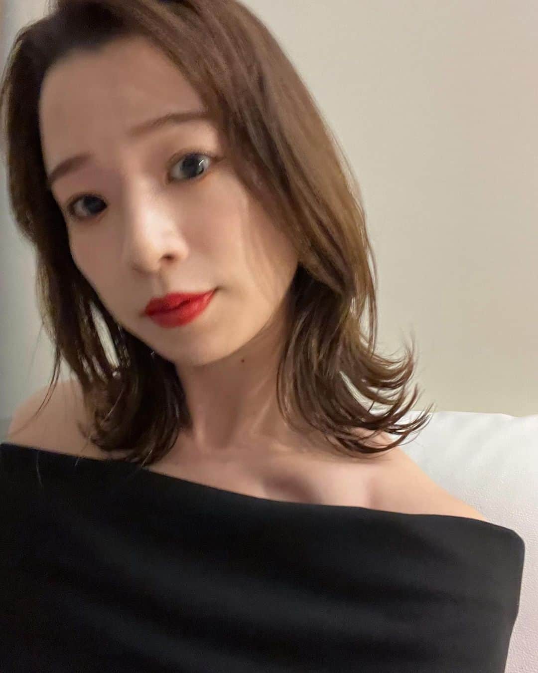 のインスタグラム：「🍾  イギリスから大好きな二人がやってきた〜！ というわけで、この前8年ぶりにclubに行ってきました😂 with @wickio , @chiakiinengland and @yuadaniya   お洋服やメイクをNight outモードに仕上げる作業は、 なかなかにワクワクしました！！  マスク生活ですっかり忘れていたけれど、 そういえば私、真っ赤なリップ大好きだったんだった💄 ( @dior MATTE 999のパキッとした赤、久しぶり)  Nickにボディガードになって頂きながら、 朝まで踊り狂ってきたよ！！笑  Chiakiさんの妹ゆうちゃんは、 人生初クラブだったらしいのですが、 おかげさまで楽しんでくれました (8年ぶりだというのに、まるで案内人のような物言いw)  この最高な夜の様子は、 ゆうちゃんがYouTubeにアップしてくれているので、 １日限定パリピnightの様子、ぜひみてね😂❣️❤️  実はかつて、クラブ大好きっ子だったので、 最近はTikTokとかで踊って我慢していましたが← 久しぶりに血が騒いだ夜でした！！！  好きな音楽で踊るのが大好き〜〜！！！！！！😆❣️  #club #baia #baiashibuya #cos #diormatte999」
