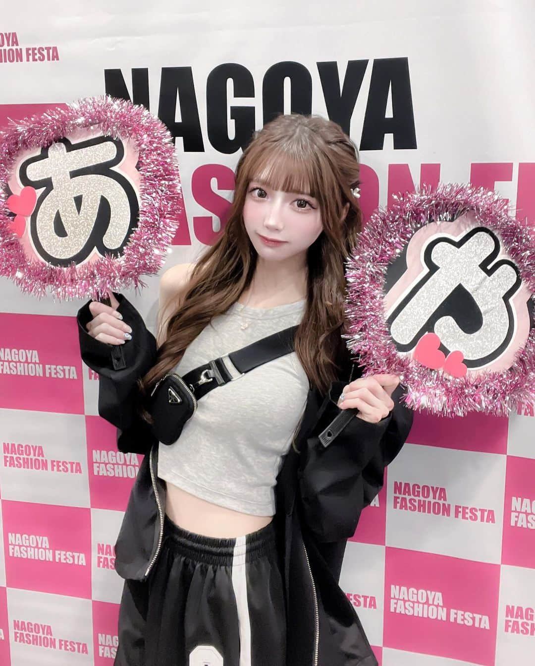 あやちゃんのインスタグラム：「応援来てくれたの嬉しかった📣‪‪❤︎ うちわありがと😋  名駅にネコバスいた🐱🚎🧡‬  ファッションショーに向けてホワイトニングしてきたよん🦷  なんと私の投稿を見た！で 38,500円が8000円になるみたいなの🥺 セルフと違って歯医者さんのは1回ですごい効果感じるから 是非この機会に✨ 目黒駅からアクセスも良くてとってもおすすめ🤍 @meguro_matsui_dentalclinic   #名古屋 #名古屋観光 #名古屋旅行  #うちわ文字 #うちわデコ  #ジブリパーク #ジブリ展 #となりのトトロ」