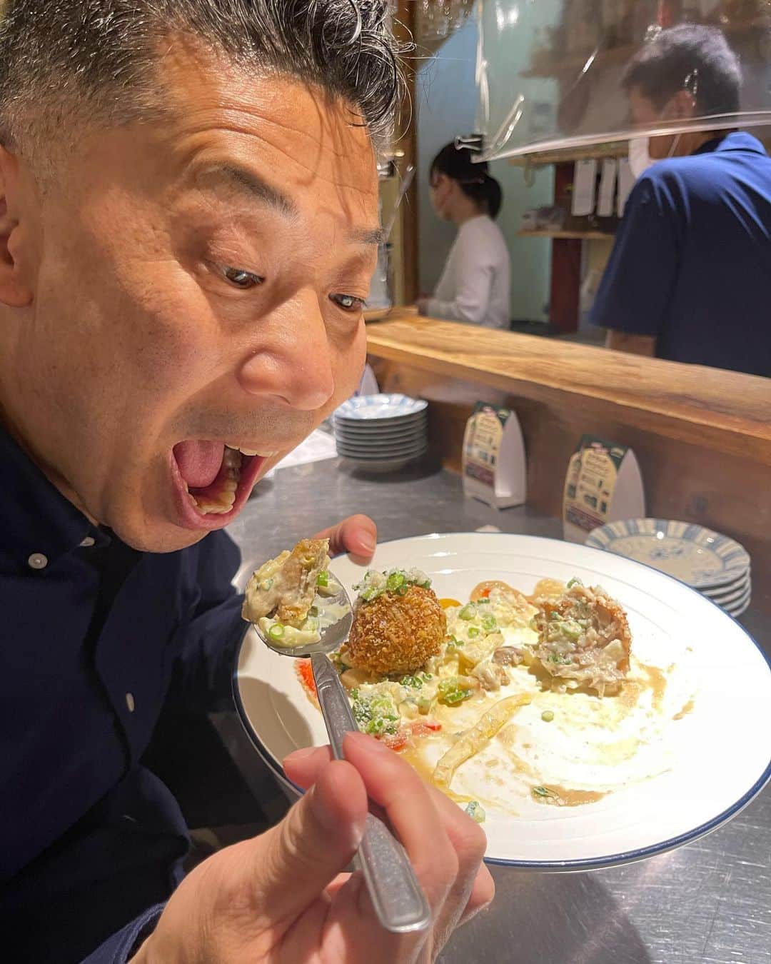 中島浩二さんのインスタグラム写真 - (中島浩二Instagram)「納豆好き、集まれーーー🤣🤣🤣  薬院駅の所にある、納豆料理専門店‼️  納豆家　粘ランド‼️  いやーー、本当に美味い納豆を使った素晴らしい料理の数々😊  まずは、オクラ納豆に、ニラ玉納豆‼️ 納豆コロッケに、〆は納豆炒飯‼️  どれも、繊細でコクがあって、そして身体が喜ぶ味😊  何が違うかって、納豆が違うんだす‼️  20代の頃に大変お世話になった先輩のお店‼️  是非‼️  もう、随分前にYouTubeも行ったんで、YouTubeで「中島浩二　納豆」で検索したら出て来るだすーー😊  #薬院グルメ　#福岡グルメ　#納豆料理　#納豆料理専門店　#納豆家　#納豆家粘ランド　#粘ランド　#納豆炒飯　#水戸納豆」5月1日 20時58分 - koji_nakajiii