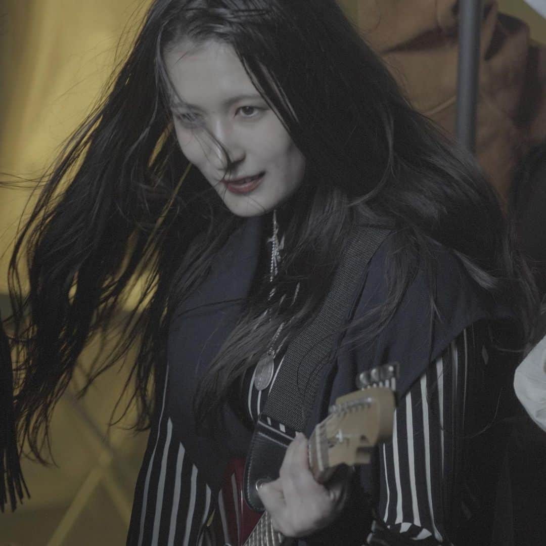 柊みずほのインスタグラム：「TOOBOEさんの「浪漫」のMV もう観てくれましたか？ めちゃめちゃ格好良い曲でしょう？ バンドメンバーも素敵でしょ？？ ダンサーも旗手も素敵でしょ？？？ 脳内リピート勝手にしちゃうぐらい 私もリピートしてます🔁🔁🔁 まだ観てないよーって人はもちろん、 もう観たよーって人も 一緒にリピートボタン押しませう。  https://youtu.be/pAwfnwo-sdI」