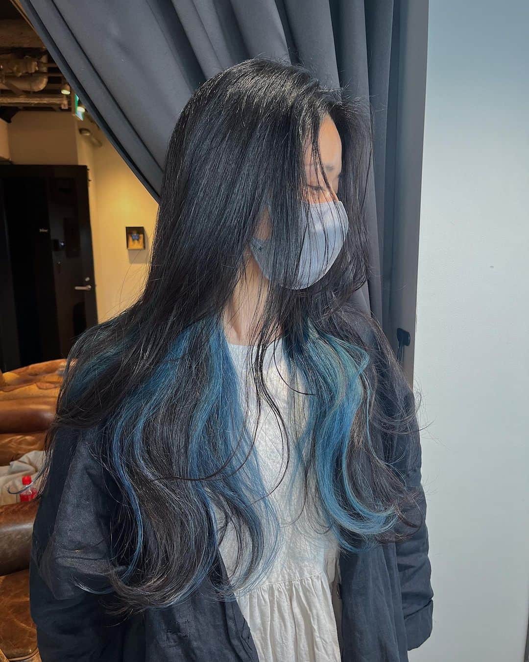 佐々木香奈のインスタグラム：「inner color light blue  cut ¥6000 cut&color ¥12000〜 cut&w color ¥18000〜 cut&highlight color ¥19000〜 cut&purm ¥12000〜 cut&digitalperm ¥16000〜 cut&straight perm ¥20000〜 cut &straight treatment ¥16000〜  ☝︎レングスやデザインによって 追加料金あり  weekday  10:00-16:00 sat.sunday  10:00-17:00」