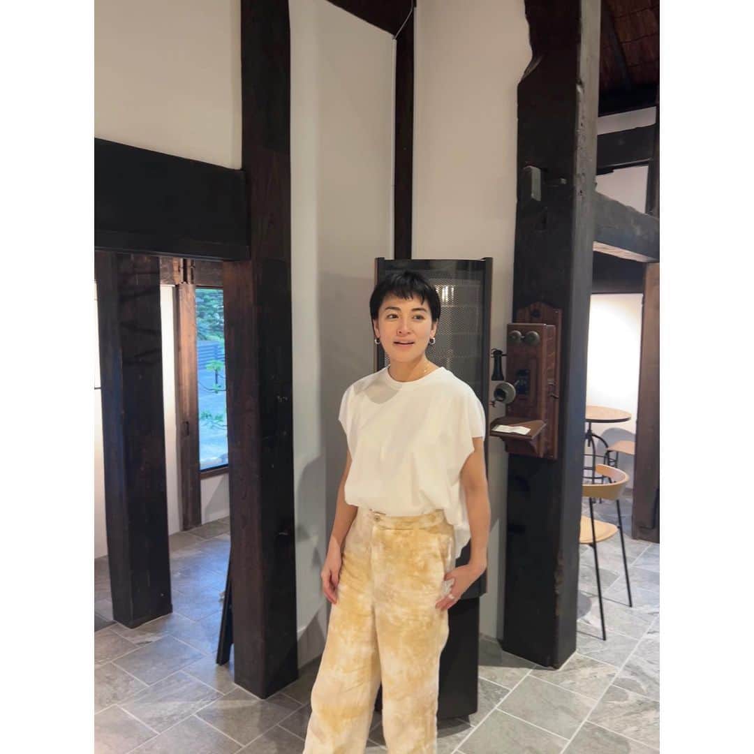 桃生亜希子のインスタグラム：「典子　@norikoseto と鎌倉DAY🌞✨ 　 　行きたかった　@with_kamakura で　@florent___official @florent_relax のポップアップを開催しているというので行って来たよ🌳🌳🌳 　 　気の流れのよい素敵な空間でコーヒーを飲んだりおしゃべりしながら、服を試着させてもらう。✨ 　 　形のよいfrenchTをみつけ、whiteとblackを購入🖤🤍 　素材も心地よく、何にでも合わせやすそう！ 　 　長く着回せそうなよいお買い物が出来たよ。 　pop upは、これから1ヶ月開催されるそう。✨ 　 　まいこ　@maimaiichikawa ありがとう❤️🙏✨ 　 　心地よい1日。  #withkamakura #florent #popup  @florent__official @florent_relax」