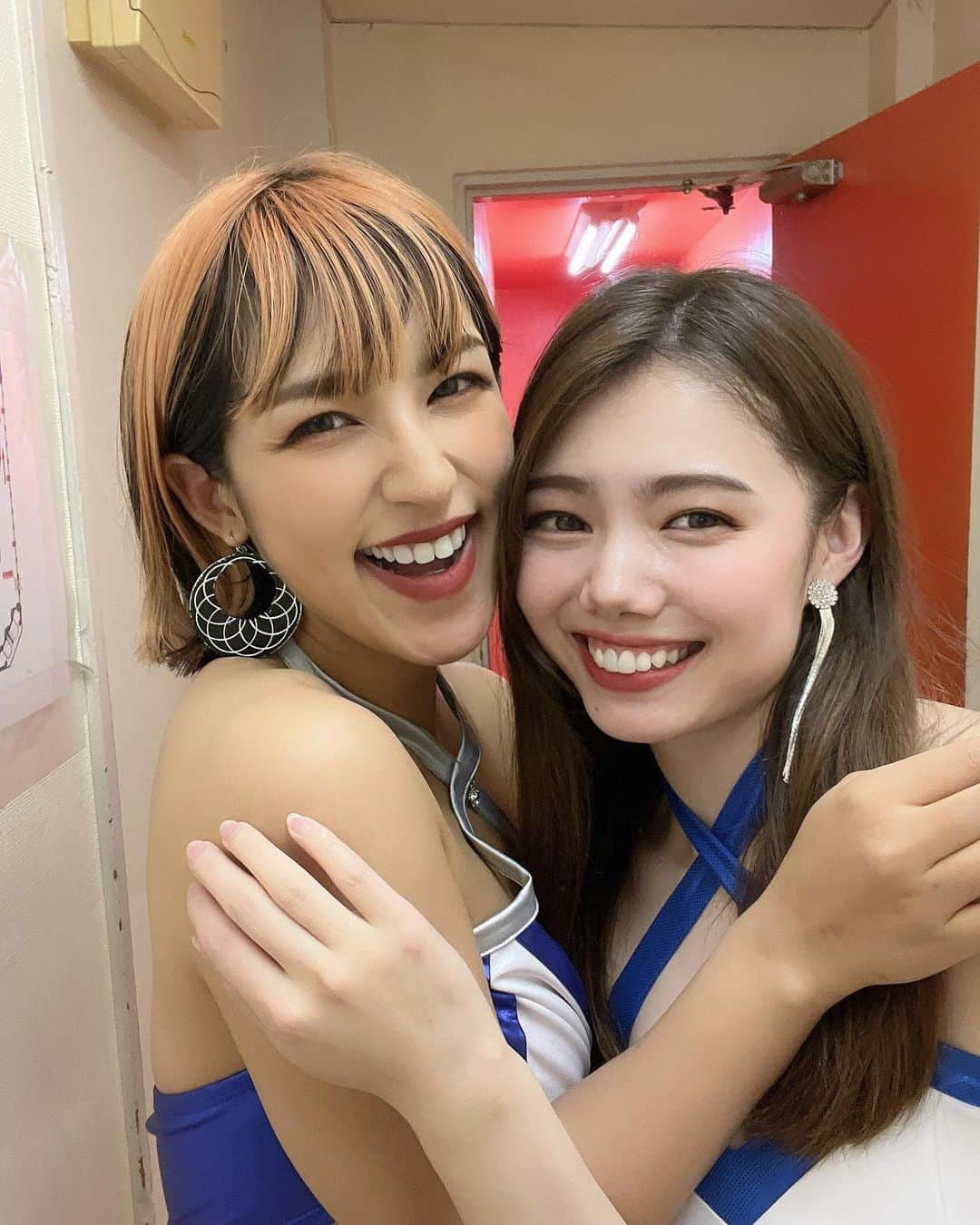 波田妃奈さんのインスタグラム写真 - (波田妃奈Instagram)「JAPAN KICKBOXING INNOVATIONさんの試合で ラウンドガールやらせてもらった👯‍♀️ 今回も激闘で終始目が離せない展開ばかりで最高でした🥊 やっぱり格闘技のあの臨場感、大好きです！！  @djerykah さんとはもう何度もご一緒してて 仲良しすぎて今回も会ったら話が止まらなかった😂 大好きなオンニです🫶🏻  今回はいつもと雰囲気変えて 強めストレートにしてみたよ😎🖤  色んな雰囲気のモデルができるように 髪の毛伸ばし中なのです💇🏻‍♀️  #ボディメイク #フィットネス #トレーニング #ひなトレ🐥 #モデル #エニタイム女子 #波田妃奈 #workout #bodymake #fitness #gym #healthy #japangirl #model #ラウンドガール #会社員ラウンドガール」5月1日 20時54分 - hina__fitness