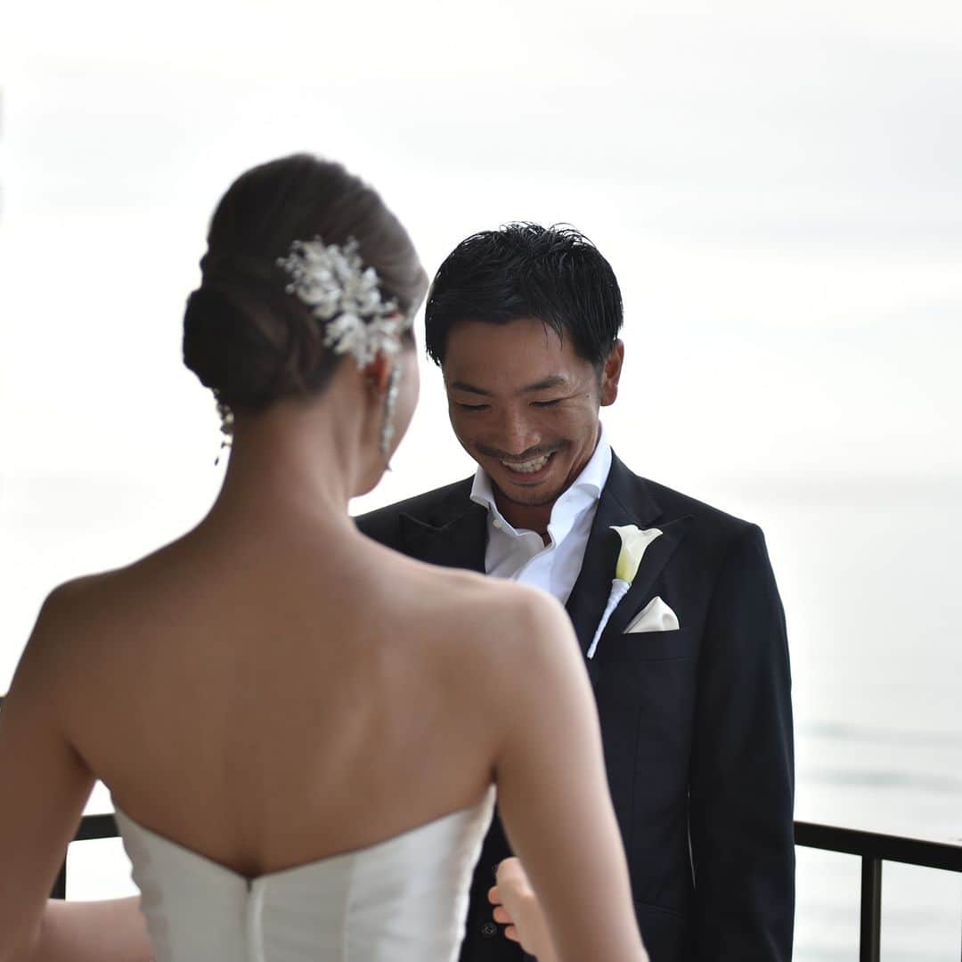 The Terrace By The Seaさんのインスタグラム写真 - (The Terrace By The SeaInstagram)「@the_terrace_by_the_sea Hawaii Wedding情報はこちら𓂃𓈒𓏸  ---------  ファーストミートは、ふたりだけの特別な時間𓍯  ----------  プロフィール欄のURLより、ウエディングの相談ご予約が可能です。 小さい疑問や質問にもお答えいたしますので、お気軽にお問い合わせくださいませ🌺  ザ・テラス バイ・ザ・シーでは、健康と安全を最優先に配慮し、安心してハワイでの時間を楽しんでいただいております𓆉  ----------  = produce = モチーフ @motif_resort   = photo = Travis @tora_graphy  @betterhalf_hawaii ----------   プロフィール欄のURLより、ウエディングの相談ご予約も可能です。 小さい疑問や質問にもお答えいたしますので、お気軽にお問い合わせくださいませ🌺  #テラスバイザシー #TheTerraceByTheSea #TAKAMIBRIDAL #タカミブライダル #MotifRESORT #テラス花嫁 #モチーフ花嫁 #リゾートウェディング #リゾート婚 #ハワイ挙式  #ファーストミート」5月1日 21時07分 - the_terrace_by_the_sea