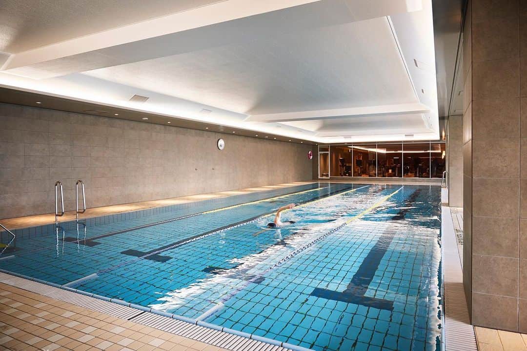 THE WESTIN KYOTO ウェスティン都ホテル京都のインスタグラム：「ウェスティンホテルでは、お客さまに ウェルビーイング なご滞在をお過ごしいただくため、「EatWell」「SleepWell」「MoveWell」「FeelWell」「WorkWell」「PlayWell」の6つの柱を掲げています。  ウェスティン都ホテル京都のWestinWORKOUT®フィットネススタジオでは、旅先でも普段の運動を諦めることなく #MoveWell を叶えることができます。自然の陽光があふれる20ｍある広々とした室内プールで、快適なスイミングをお楽しみください。ご宿泊のお客様は無料でご利用いただけます。   The WestinWORKOUT® fitness studio at the Westin Miyako Kyoto allows you to #MoveWell on your travels without giving up your usual exercise routine. Enjoy a comfortable swim in the spacious 20-metre indoor pool flooded with natural sunlight. Guests can use it free of charge.   【場　　所】 3階　WestinWORKOUT®フィットネススタジオ 【プールご利用時間】 13：00～21：00 (最終入場20：00) 【ご利用に関して】 ※施設のご利用はご宿泊のお客様限定とさせていただいております。 ※屋内プールで浮き輪等の遊具のご利用はご遠慮ください。 ※4歳以上12歳未満は保護者の同伴が必要です。 ※12歳未満のお客様は、18歳以上の方と同伴が必要です。 ※刺青（タトゥー）のある方は、ご利用いただけません。 その他詳細は、プロフィールからリンク先をご確認ください。   @westinmiyakokyoto #ホテルステイ　#京都旅行　#ウェルビーイング　＃ウェルネス#スイミング　#アクティビティ　 #wellbeing #wellness #hotelpool #activityinhotel　#kyotojapan #kyotohotel #stayhotel #westinmiyakokyoto #ウェスティン都ホテル京都」
