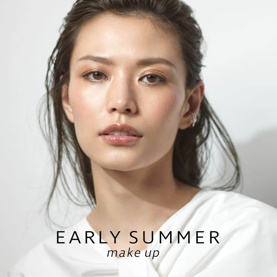 Kesalan Patharanのインスタグラム：「EARLY SUMMER MAKEUP  初夏の日差しを意識した、明るさと上品な輝きのある雰囲気を演出。  ✴︎Base Makeup #ブライトヴェール（ファンデーション） #アンダーアイブライトナー（コンシーラー）　 #シアーマイクロパウダーS（パウダー）〈CL01〉　  ✴︎Point Makeup グロウアイカラー〈BR01〉　 ラッシュリフター〈BK02〉　 チークカラーN〈PK02〉　　　 スムースリップス〈PK01(T)〉　　 ニュアンスカラーリップス〈PK01〉 アイブロウペンシルS〈GY01〉〈BR04〉　 アイブロウジェル〈BR04〉  #earlysummermakeup  #ケサランパサラン  #kesalanpatharan  #大人のなりすまし肌」