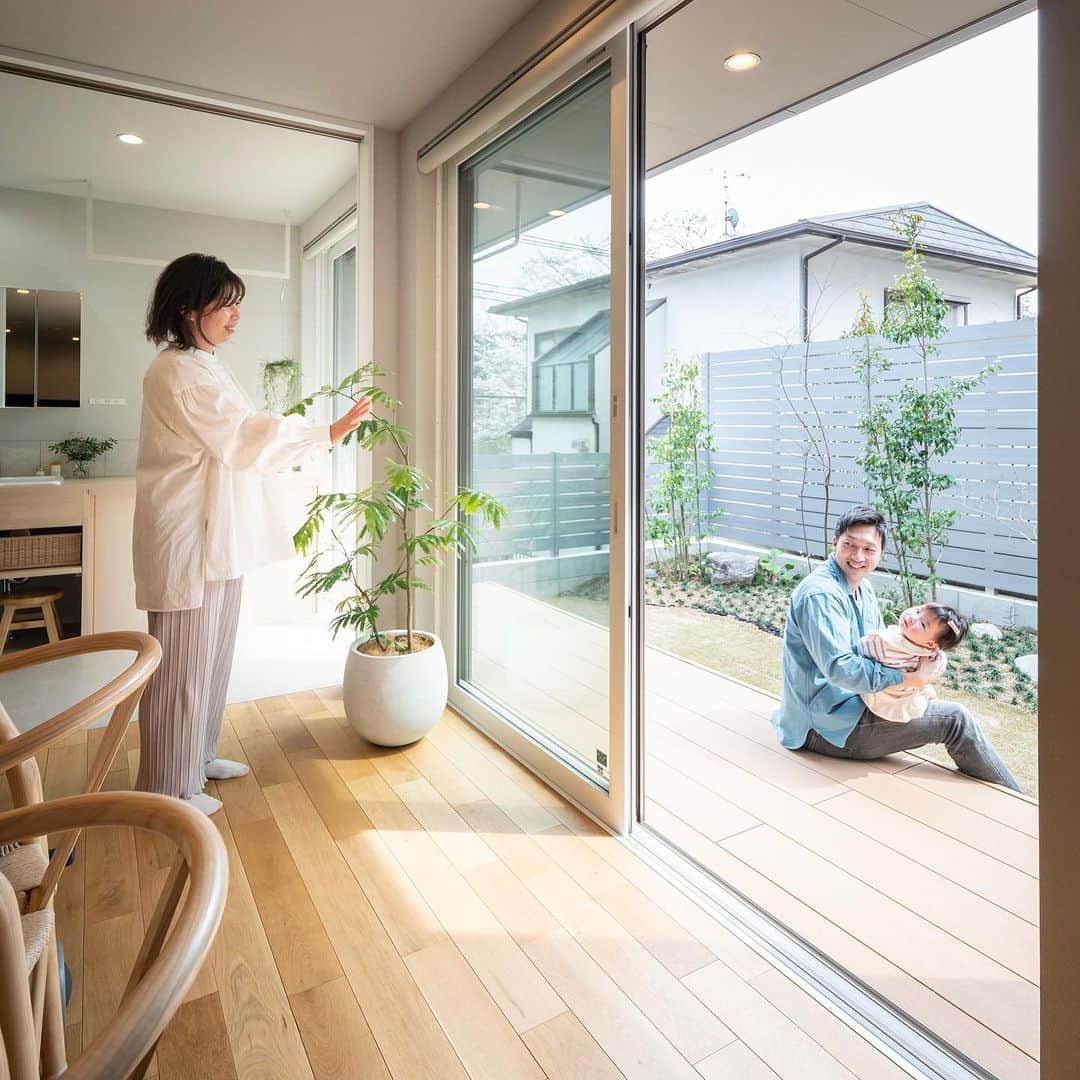 ルポハウス一級建築士事務所さんのインスタグラム写真 - (ルポハウス一級建築士事務所Instagram)「・ ・ ・ プライベートな庭とつながる大きな窓から、燦々と光が取り込まれるダイニング。照らされた造作棚の美しいきめが際立ちます。 ・ ・ ・ 担当設計士/橋本健史 @_kenji_hashimoto_ ・ ・ ・ ■ゴールデンウイーク休業のお知らせ 誠に勝手ながらルポハウス全スタジオにおいて、下記の通りゴールデンウィークのお休みを頂戴いたします。  2023年4月29日(土)～ 5月5日(金)  期間中のお問い合わせにつきましては、5月6日(土)より順次対応させていただきます。  ご不便をお掛けいたしますが、ご了承のほどよろしくお願いいたします。  ※見学会ご予約のみ、随時受付・ご連絡させていただきます。  𓐌𓐌𓐌𓐌𓐌𓐌𓐌𓐌𓐌𓐌𓐌𓐌𓐌𓐌𓐌𓐌𓐌𓐌  ルポハウスの施工事例はこちらまで☞ @reposhouse  𓐌𓐌𓐌𓐌𓐌𓐌𓐌𓐌𓐌𓐌𓐌𓐌𓐌𓐌𓐌𓐌𓐌𓐌 #ルポハウス は#ちょっとかっこいい家 を"友人のために" という思いでつくっています。 一生に一度の#マイホーム。 「あなたにしかできない」×「ルポハウスだからできる」で、 私たちだけの#家づくり を思いっきり楽しんでみませんか？！ ・ ・ ・ #住宅 #注文住宅 #新築一戸建て #家づくりアイディア #家づくり計画 #住宅デザイン #無垢床 #プレイリーホームズ #ドナオーク #キッチン #キッチンインテリア #ダイニング #ダイニングインテリア #庭 #中庭 #中庭のある暮らし」5月1日 21時00分 - reposhouse