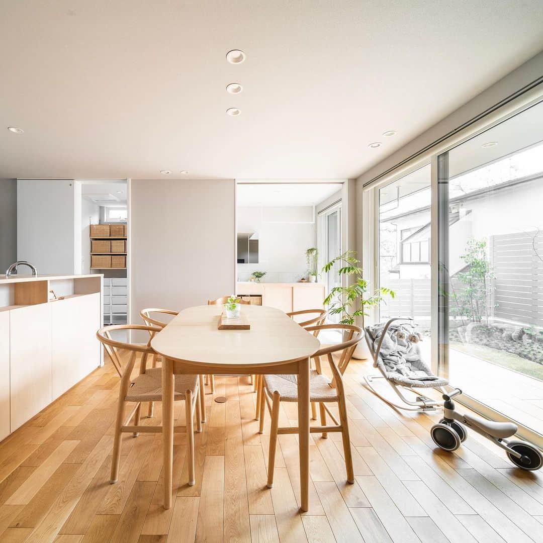 ルポハウス一級建築士事務所さんのインスタグラム写真 - (ルポハウス一級建築士事務所Instagram)「・ ・ ・ プライベートな庭とつながる大きな窓から、燦々と光が取り込まれるダイニング。照らされた造作棚の美しいきめが際立ちます。 ・ ・ ・ 担当設計士/橋本健史 @_kenji_hashimoto_ ・ ・ ・ ■ゴールデンウイーク休業のお知らせ 誠に勝手ながらルポハウス全スタジオにおいて、下記の通りゴールデンウィークのお休みを頂戴いたします。  2023年4月29日(土)～ 5月5日(金)  期間中のお問い合わせにつきましては、5月6日(土)より順次対応させていただきます。  ご不便をお掛けいたしますが、ご了承のほどよろしくお願いいたします。  ※見学会ご予約のみ、随時受付・ご連絡させていただきます。  𓐌𓐌𓐌𓐌𓐌𓐌𓐌𓐌𓐌𓐌𓐌𓐌𓐌𓐌𓐌𓐌𓐌𓐌  ルポハウスの施工事例はこちらまで☞ @reposhouse  𓐌𓐌𓐌𓐌𓐌𓐌𓐌𓐌𓐌𓐌𓐌𓐌𓐌𓐌𓐌𓐌𓐌𓐌 #ルポハウス は#ちょっとかっこいい家 を"友人のために" という思いでつくっています。 一生に一度の#マイホーム。 「あなたにしかできない」×「ルポハウスだからできる」で、 私たちだけの#家づくり を思いっきり楽しんでみませんか？！ ・ ・ ・ #住宅 #注文住宅 #新築一戸建て #家づくりアイディア #家づくり計画 #住宅デザイン #無垢床 #プレイリーホームズ #ドナオーク #キッチン #キッチンインテリア #ダイニング #ダイニングインテリア #庭 #中庭 #中庭のある暮らし」5月1日 21時00分 - reposhouse
