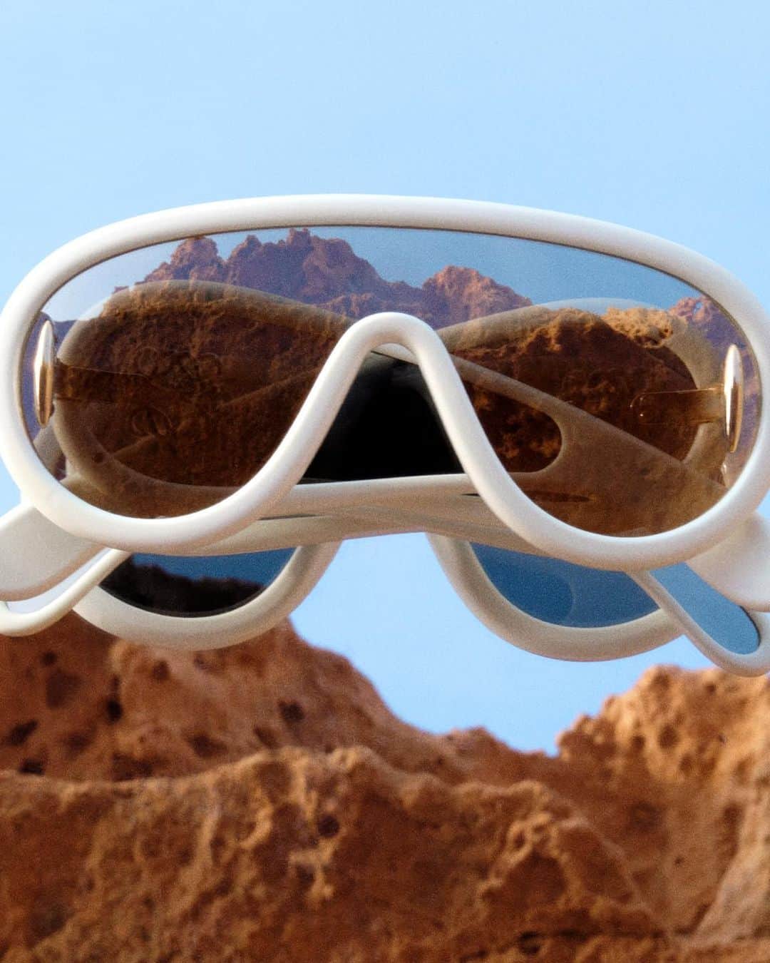 Loeweさんのインスタグラム写真 - (LoeweInstagram)「Wave Mask sunglasses  LOEWE Paula's Ibiza 2023  See the collection on loewe.com  #LOEWE #LOEWEpaulas」5月1日 21時00分 - loewe