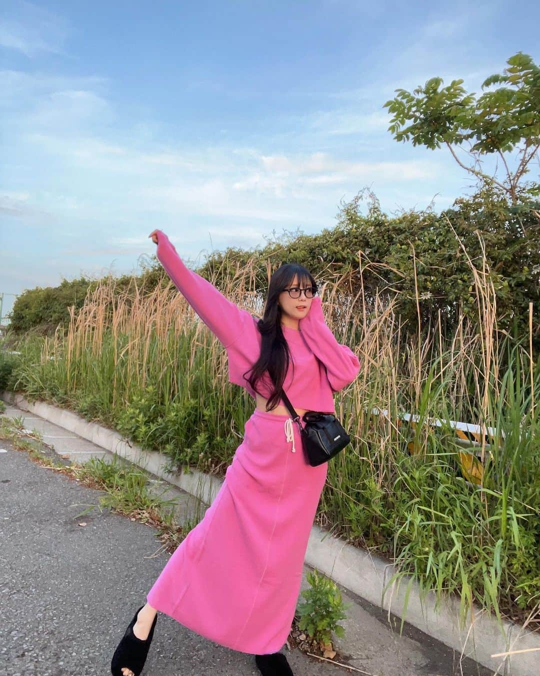 重盛さと美さんのインスタグラム写真 - (重盛さと美Instagram)「ブィブィ✌️💞🩷 pink🩷着ちゃったよ🤭😝」5月1日 21時01分 - satomi_shigemori