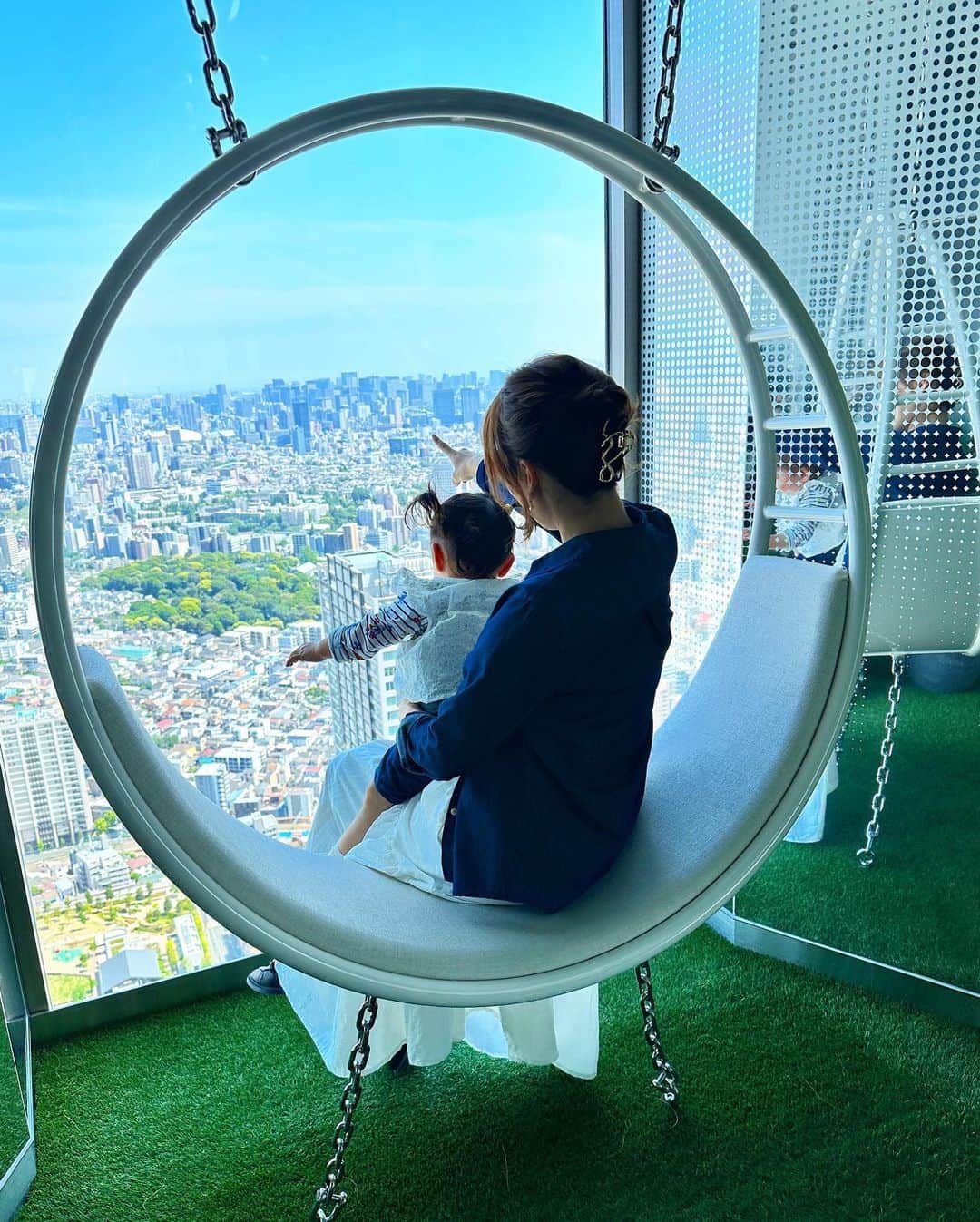 笠原美香のインスタグラム：「💭 天気良くて景色綺麗だった♡ リニューアルしたサンシャインシティの展望台。 空いてるタイミングだと 小さいお子さんと来るの良さそう😊 60階の高さもものともせず 覗きこむ1歳児恐るべし... ままは足がガクガクブルブル🤪  @marikotoki ちゃん 一緒にいってくれてありがとう♡♡  #てんぼうパーク #サンシャインシティ #展望台」