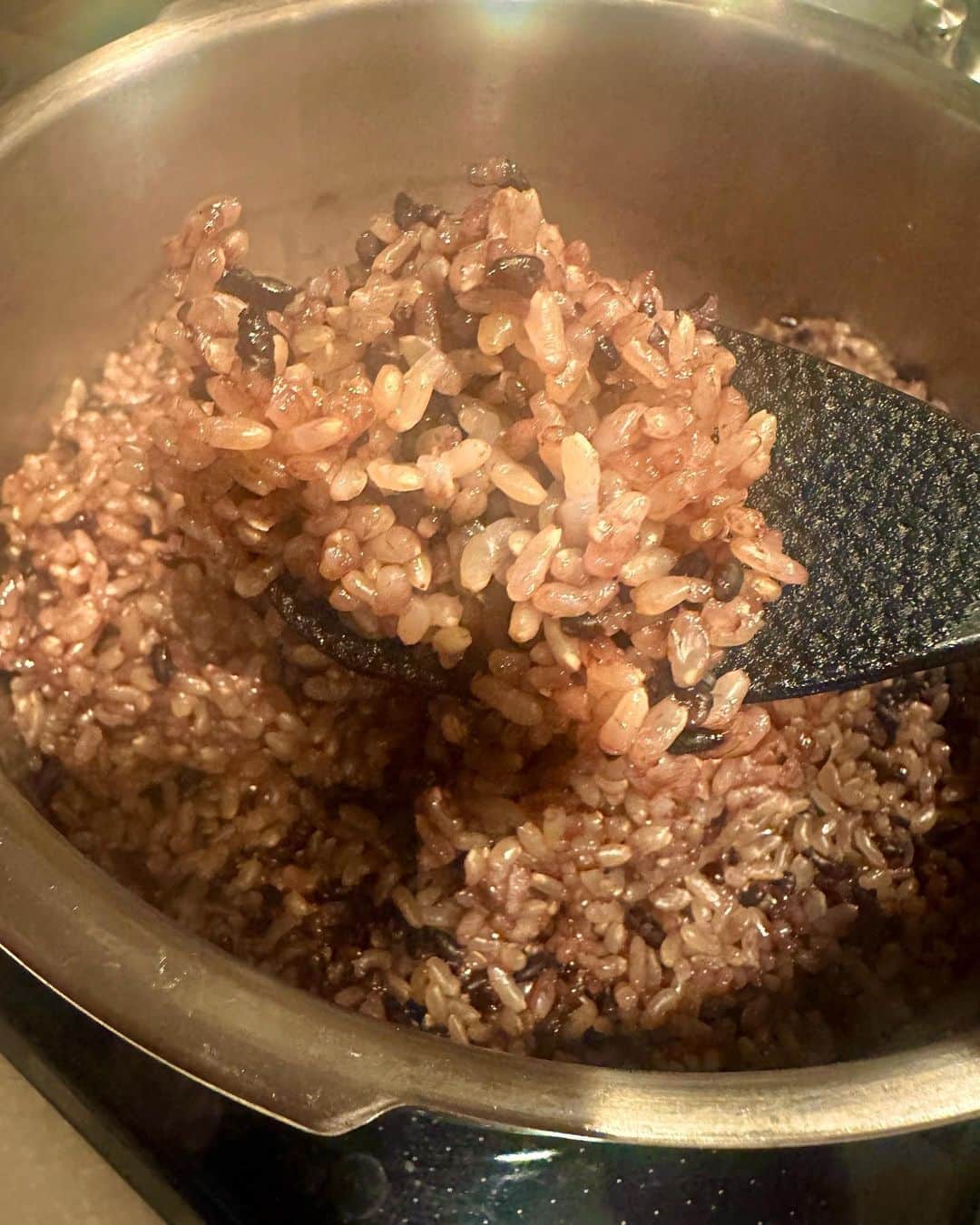 大桃美代子さんのインスタグラム写真 - (大桃美代子Instagram)「毎月1日に、桃米を入れたお1日ご飯を炊いています。  桃米は、大桃が震災復興から始めた古代米です。  @kitsu_mizuho  で購入できますよ。  魔除けの赤いごはん。  そして盛り塩をしています。  以前もご紹介した、盛り塩のお塩は、  水晶みたいな、福しお　@fukushio_official    気になる〜と、ご連絡頂きました。  45過ぎたら、健康と運気が最優先！と  言ったメンタリストがいらっしゃいましたが、  私は、いいと感じた事だけ続けています。  塩は玄関だけやっていたら、  東西南北、、、  鬼門、、、  中心と増えて、、、  10箇所以上に、、、。  皿が増えとる〜。  ルーティンを断捨離しなくちゃ。  皆様の安寧を祈りつつ、、、  今月も、家のセットアップ完了です。  あ、ちなみに、、、  トイレ掃除は、素手でやっています。  また変化ありましたら、お伝えします。  現場からは以上です。  今月も安寧でありますように。。。  #お1日ご飯#桃米#木津みずほ生産組合 # #福しお#安寧#魔除け#浄化#ルーティン#トイレの神様#うすさま明王 #」5月1日 21時07分 - miyoko_omomo