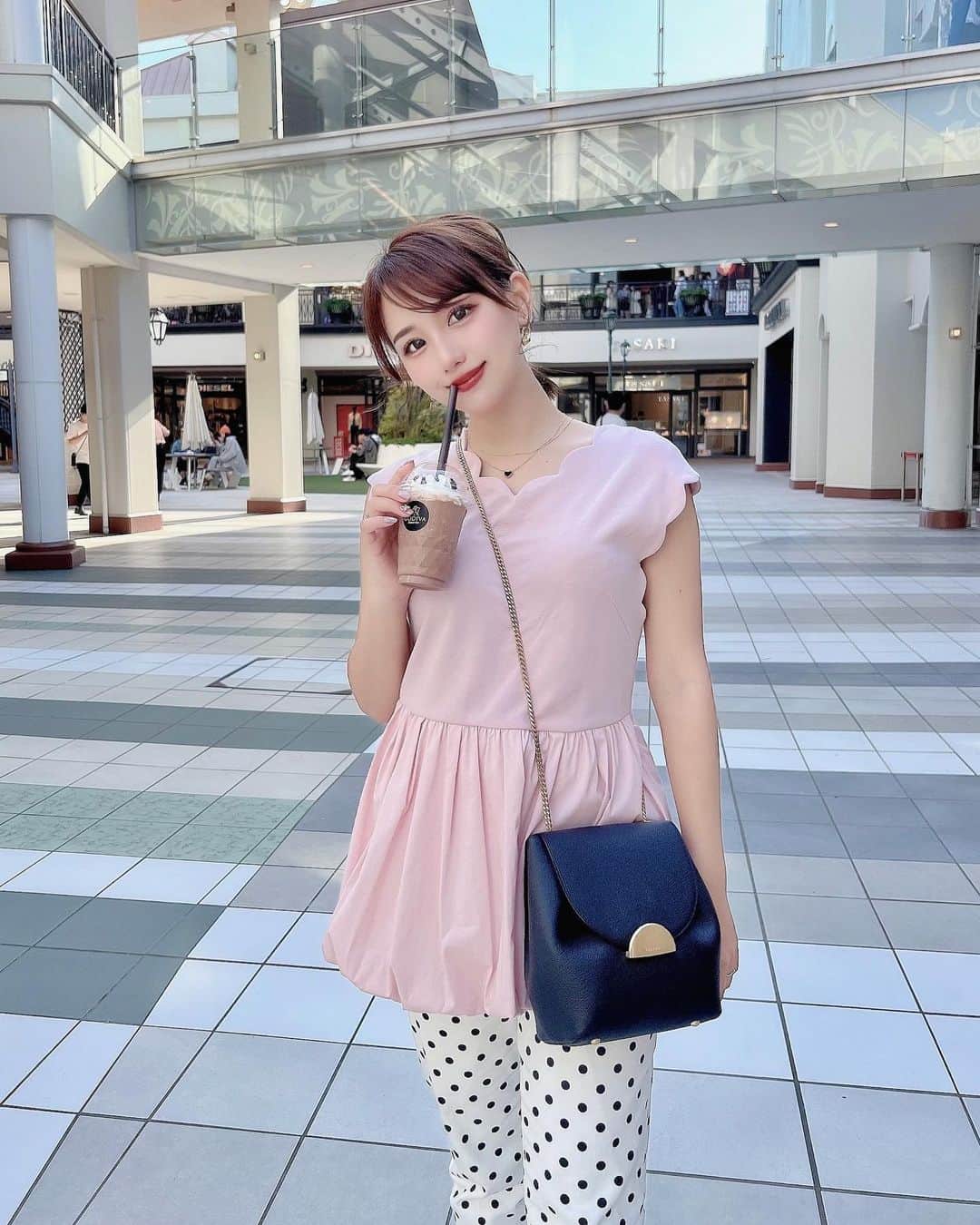 加藤里奈のインスタグラム：「⋆  アウトレットでお買い物🤍  天気良かった日なのでもう、半袖！ あっという間に5月ですね☺️  ootd tops⌇ @jusglitty_official  pants⌇ @arpege_story  bag⌇ @polene_paris  necklace⌇ @tao.collection.official   メイクは @dupbeauty の新しい カシスグレージュアイラインを使いたかったので、 パープルメイクにしてみました💜  抜け感があって、でもちゃんと締め色になってくれる可愛らしい色味でした〜🍇  #ootd #fashion #instafood #instagram  #hairstyle #outfit #code #instafashion  #ファッション #撮影 #ヘアスタイル #ヘア  #コーディネート #コーデ #今日の服  #polene #dup #メイク」