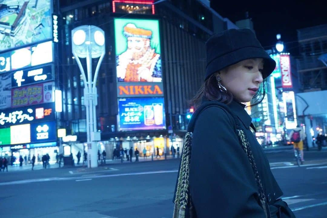 山田桃子のインスタグラム：「札幌の夜 .  さて、、 今夜は何を食べようかと、 徘徊するのが楽しかった。笑  完全ノープラン旅。  . #ノープラン旅 #女子旅  #繁華街 #夜撮影 #夜スナップ #すすきのの夜 #ニッカおじさん  #すすきの交差点 #ニッカウヰスキー  #札幌の夜 #夜景撮影 #スナップ写真  #フリーアナウンサー #山田桃子」