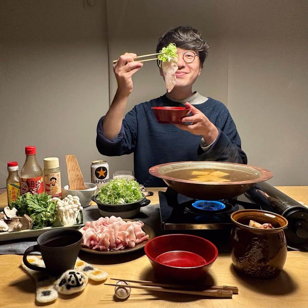 のインスタグラム：「＊ きょうも1日おつかれさま☻  ・ねぎしゃぶ （金時豚・ @new_farm_style さんのねぎ・ @soicceria さんのナカセンナリもめん） ・ひっぱりだこ飯🐙  推しのネギ農家さんが朝市の出店を終えた😢 飼料や梱包資材などの物価上昇などが理由、とのこと。 全ての物の値段が上がってるな・・と気づきながらも、 耕して育てながら週末出店もしてって毎日忙しすぎて 立て直せなかったのかもしれないなとも推測する。  瑞々しくて新鮮な橋本さんのおねぎ。 包丁を入れた時の音も、切った断面から小さな水滴が ぽろりんぽろりんと出てくるのも初めての体験で。 力強さとねぎらしい味わいがちゃんとある ほんとうに素晴らしいおねぎでした。 おねぎがうまく作れないからやめるんじゃなく、 社会情勢が原因なのがほんとに悔しいし悲しい。 でもご本人はもっともっともっと悔しいと思う。  今の情勢に対して観光業や飲食店には補助があるのに 農家さんや製造業に補助がないのはなんでなんだろう。 市や県や国ができたことは？ 自分たちにできたことは？ いろんなことをぐるぐる考えながら20分位かけて 最後のおねぎを刻みました。切り終えても悔しい。  たとえば、‘’パン‘’と一言で言っても 大量生産されている安いパンから高級パンまで いろいろあるように、消費者にできることは 買う方が‘’パン‘’とただ一括りにせずに、 原料だったりかけた努力に見合った価値（価格）を 考慮して、選んで消費することが大切だと思う。 そしたらきっと販売する方も世の中に出回る 全ての‘’パン‘’と競わずに、正当な値付けが しやすい環境ができるのではないかなって。 失ってからでは遅いから、1日でも早くみんなで 買い方をきちんと考えていかなきゃいけない。 だからわたしは買う時「安すぎるよ」って思ったら、 それを伝えることをこれからもひつこく続けよう。  おねぎは落ち着いてまた育ててもらえる日を楽しみに。 一旦お疲れさまでした。ごちそうさまでした☺️🤓👏」