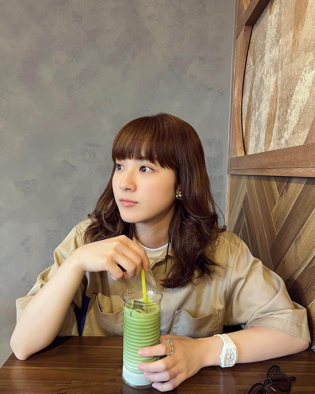 平祐奈のインスタグラム：「🌼💛🧡 テラスで育ててる野菜たちがお花となって ぐんぐん伸びていて春から初夏を感じています🌱  ほーら、1本なのにこんなに アクロバティックで愛おしい子。  なんのお花か調べてみたら… 大根⁉︎え…種撒いた記憶ないのに… なぜだろ…どこからきたんだろ🪴  かわいい。 自分で育てたお花をお家に飾れるってうれしいねっ。  あと抹茶ラテおいしい🌱🌱」