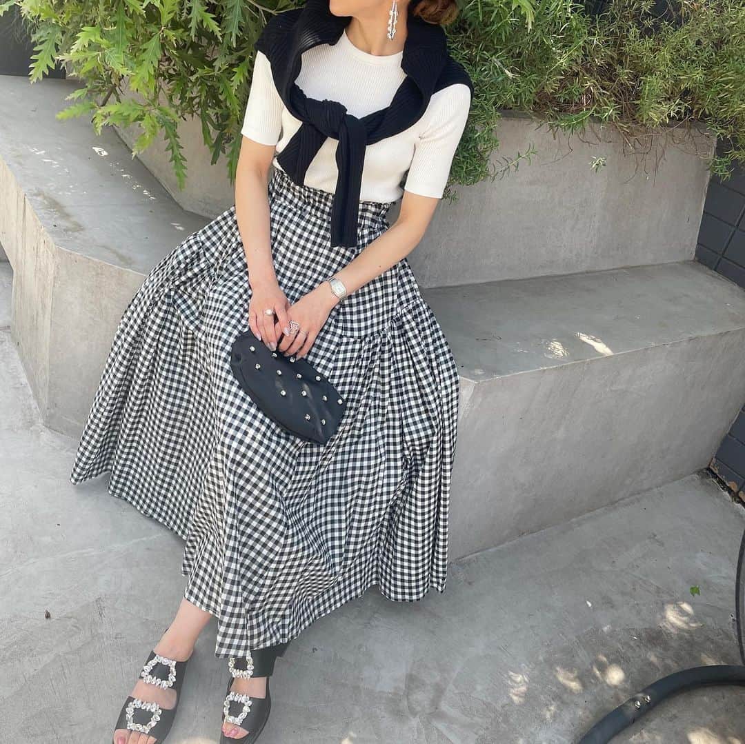 Tsuru by Mariko Oikawaのインスタグラム：「May style.  いよいよ5月もスタート♪ 爽やかな印象のチェックスカートを主役にモノトーンでレディライクなスタイリングへ。 ビジュー小物を活かしてメリハリのあるスタイリングに。  Bess（online limited） ¥36,300（tax in）  Teo（online limited） ¥17,600（tax in）  precious ¥29,700（tax in）  piccola ¥12,100（tax in）  #tsuru #tsurubymarikooikawa #2023ss」