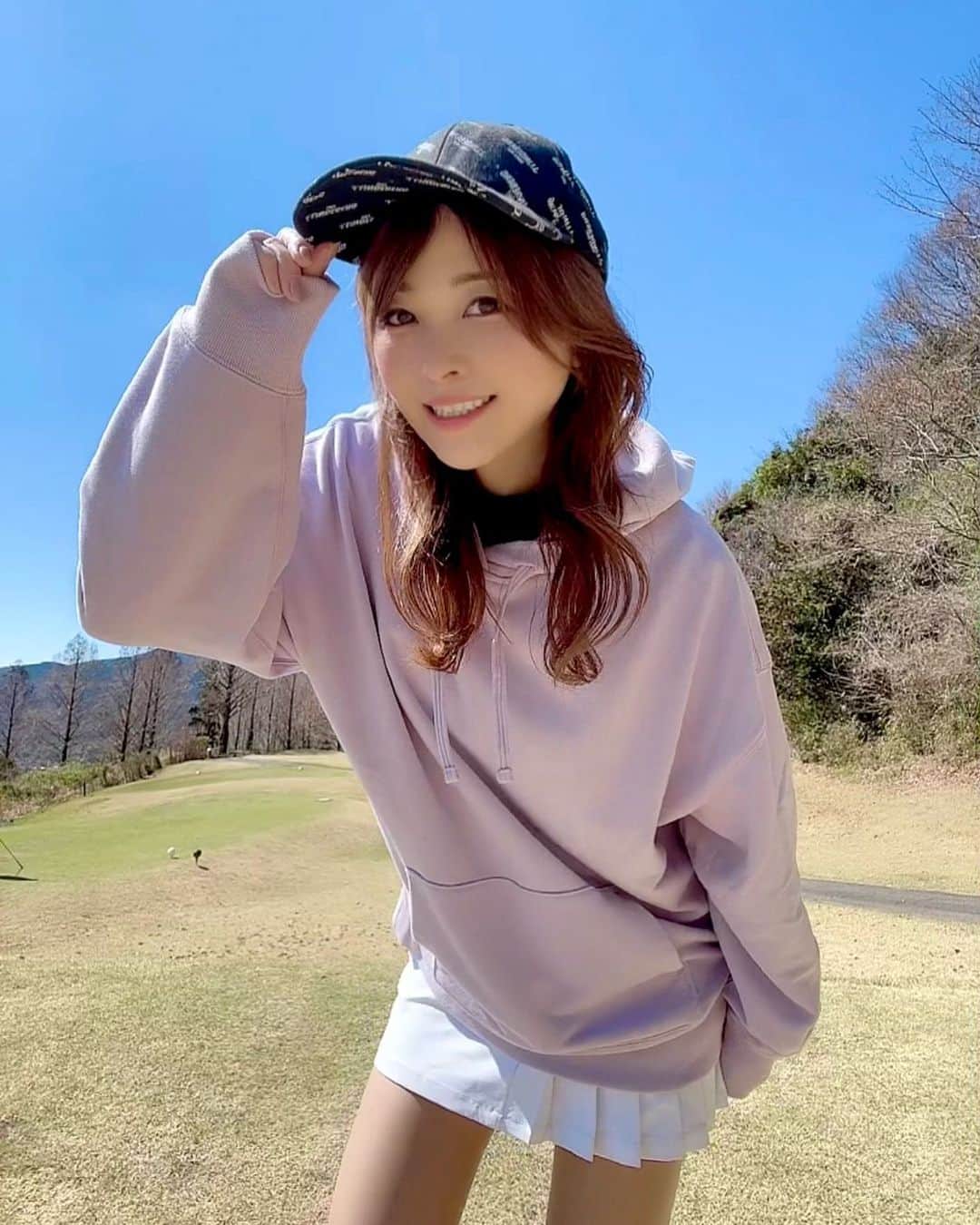mikaのインスタグラム：「♥︎︎∗︎* 今日から5月🎏  連休中は天気いいみたい♡ 雨予報も回避できて 楽しいゴルフが出来そうで今から楽しみ🥰  #5月 #gw #ゴルフ #ゴルフ女子 #golf #ラウンドイベント #楽しみ」