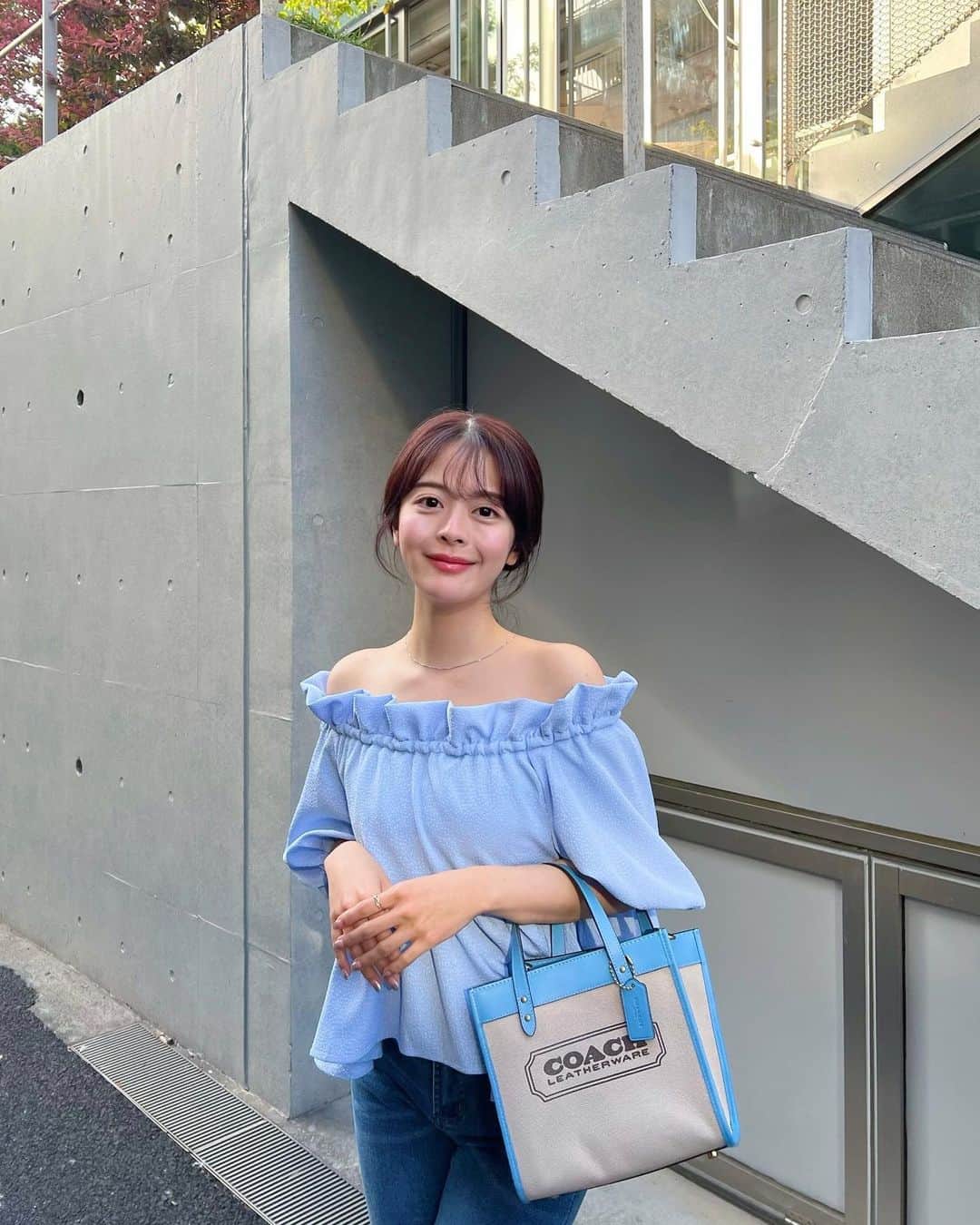 のインスタグラム：「🥣🥣🧊🧊🛋️💙💙 ⁡ ⁡ 春に着るブルー。デニムでワントーンコーデ🛋️🥣 バッグもブルーで合わせてみた🫐 かわいくない？♡ ⁡ @coach_japan のnew bag､いっぱい入るのに 全然大きく見えなくてデイリー使いに丁度良い｡👜♡ これくらいのサイズ感のbagってほんま使いやすいっ☺︎ ⁡ ⁡ みんなはGW何するの？どこ行くの🏃‍♀️？ ネモフィラ？実家帰省？お家でまったり？🏠 ⁡ サービス業の方はお仕事連勤お疲れさまだよーTT！ ( 私もサービス業だったから気持ち本当にわかるTT ) GWやり切って、人少ない平日ゆっくりお出かけしよね🚙 それまで頑張りすぎず､頑張ろね！ファイトだよ！🥲🎌 ⁡ ⁡ #CoachNY #CoachJapan #ad」