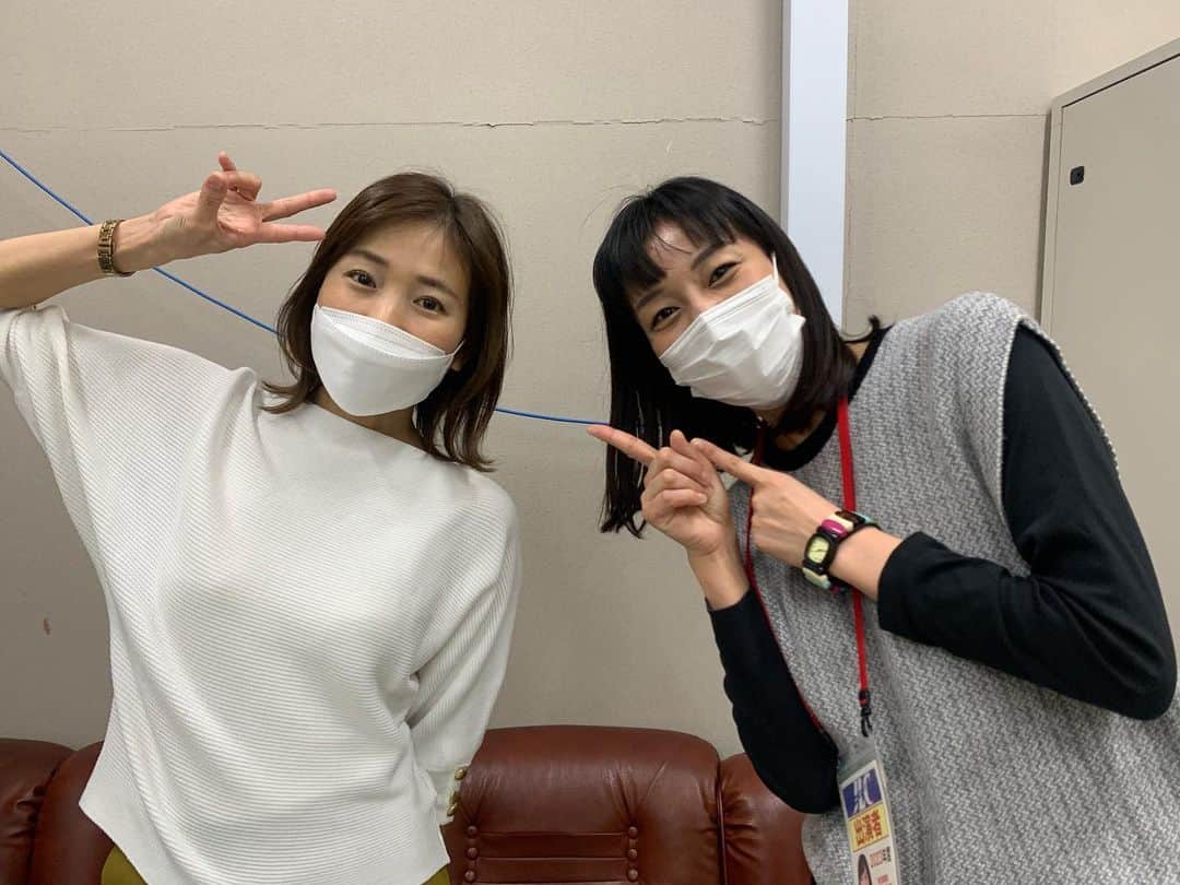 瑞羽奏都（水谷美月）のインスタグラム：「2日目から勝利者インタビュー担当の犬丸美帆さん🐶📸そして、私の師匠(←勝手に言ってるw)  いつもはピットリポート1人ですが、今シリーズは勝利者インタビューもあり、心強い先輩方とご一緒だったので、疑問に思って悩んだりした事、すぐにアドバイスがもらえる環境だったのはとてもありがたかったです😆  GWシリーズ『第50回上毛新聞社杯』初日〜4日目の予選のピットリポート担当でした🧛‍♂️  地元メンバーが多数いる中、予選トップ通過は、昨年のSGオーシャンカップの覇者・椎名豊選手👏 そして、ドリーム戦メンバーが順当に得点率上位を占めています🎶また、遠征勢では中澤和志選手が圧巻の走りで順当に勝ち上がっています😊土屋智則選手の3日目のフライングが部品交換で機力がよくなったようだったので…痛恨の勇足でしたね😭 また、好モーターを手にした山崎小葉音選手が女子では唯一、明日の準優勝戦に勝ち進んでいます🙌  明日のレースもどうぞご期待下さい✨  私は…一足お先に？遅れて？どっちだ？ゴールデンウィークに入りまーす♪  #ボートレース桐生 #ボートレース #ピットリポート #犬丸美帆 さん#フリーアナウンサー」