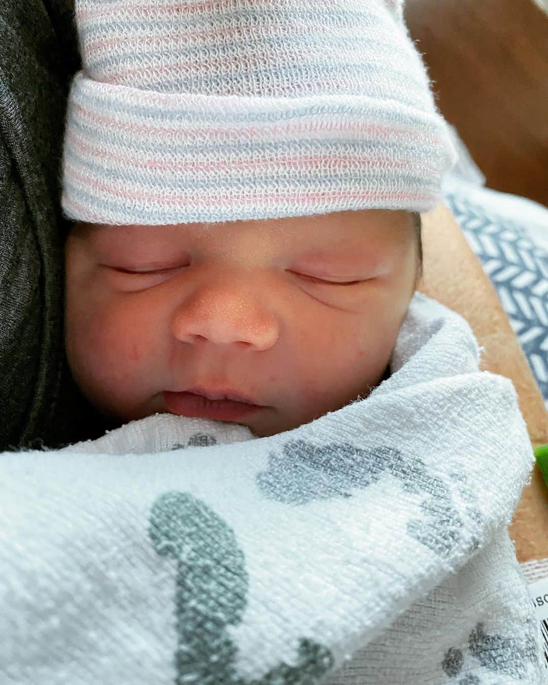 キャロライン・マッソンのインスタグラム：「Our sweet boy, Benton David McDede, made his entrance to this world on April 29, 2023❤️ We are so in love and can’t describe the joy we’re feeling! Everyone is doing great and we’re so excited to head home today as a family of three for the first time🥰」