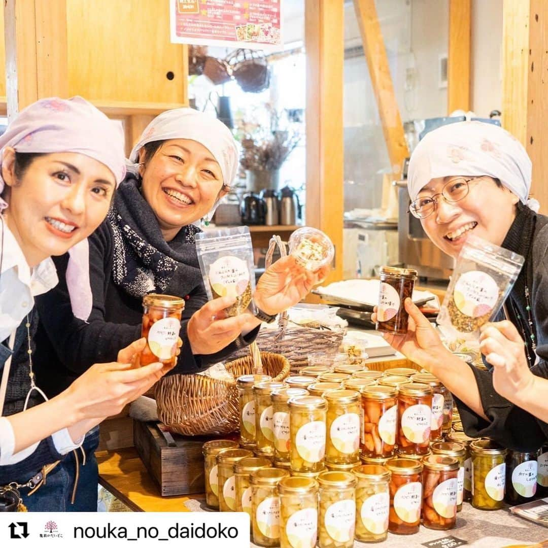 ヤミーさんのインスタグラム写真 - (ヤミーInstagram)「“もったいないを日持ちする美味しいものに変えて食べ切る”プロジェクト 「農家のだいどこ」は、パワーアップして「あすまるさんキッチン」になりました！！  スマイル✖︎3でもあります😁 これからもよろしくね！！  #Repost @nouka_no_daidoko with @use.repost ・・・ 【農家のだいどこ 改名のお知らせ】  いつも応援してくださるみなさまへ  私たち「農家のだいどこ」は、昨年7月にこのプロジェクトを立ち上げ、規格外などで出荷できず、廃棄される農作物を少しでも多く救いたいという想いで活動してきました。 その中で、未利用魚、牛乳や脱脂粉乳、ジビエ、畜産業などの問題にも直面し、食品ロスやもったいない食べ物は、農作物だけではないということを実感しました。 「農家のだいどこ」という名前では、農作物以外は扱わないと思われることもあり、より幅広く、もったいない食べ物すべてを救える名前に変更することにしました。  新しい名前は「あすまるさんキッチン」です。  あす=アース、明日→未来 まる=まるごと、輪、和→つながり、包み込む さん=太陽、3人  などの意味を込めて、この造語を作りました。 これからも変わらずご支援いただけるとうれしいです。  なお、InstagramやFacebookページのアカウントなどは、まだ農家のだいどこのままになっていますので、順次変更していきます。 今後とも「あすまるさんキッチン」をどうぞよろしくお願いいたします。  ヤミー @ym_3stepcooking  ほりえさわこ @horiehiroko.sawako  中元千鶴 @chizuru.nakamoto   #農家のだいどこ　#名前変更　#改名　#あすまるさんキッチン　#規格外野菜　#未利用魚　#肉　#乳製品　#卵　#生産者を支援　#生産者を応援　#フードロス #フードロス削減 #sdgs #サスティナブル #社会貢献 #食品ロス #食育 #エシカル #料理研究家 #ヤミー @ym_3stepcooking #ほりえさわこ @horiehiroko.sawako #中元千鶴 @chizuru.nakamoto」5月1日 21時11分 - ym_3stepcooking