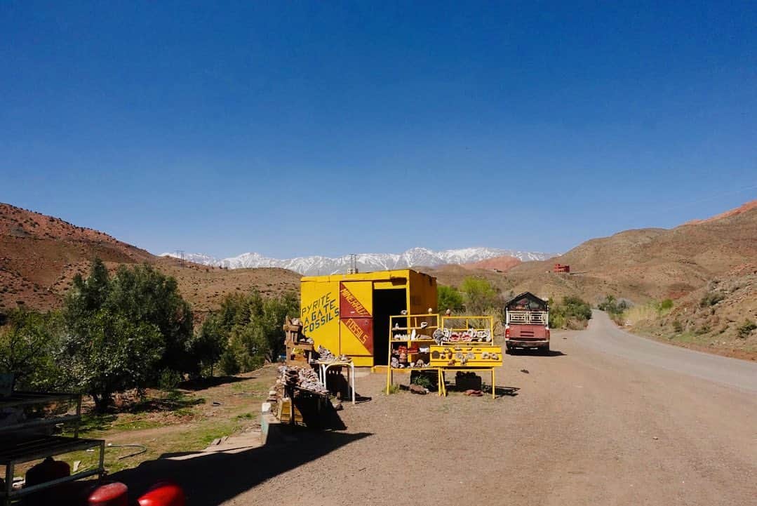 一双麻希 さんのインスタグラム写真 - (一双麻希 Instagram)「往復約1500kmの道のりの景色たち🚌📸 マラケシュ⇄メルズーガ(サハラ砂漠に繋がる都市)  灼熱の暑さなのに、雪山が見える景色がなんだか不思議でした。😌 アトラス山脈の標高3000mあたりの山道を超え💦 緑の景色から茶色の景色に。👀  📍マラケシュ #marrakesh ,ワルザザート #ouarzazate , アトラス山脈 #atlasmountains ,メルズーガ #merzouga ,  #モロッコ #メルズーガ #マラケシュ #サハラ砂漠 #ワルザザート #saharadesert #morocco #moroccotravel #europetrip مرزوكة# #モロッコ旅行 #モロッコ観光 #ヨーロッパ旅行 #ヨーロッパ一人旅  #مراكش#المغرب جامعالف #旅が好き #旅好き女子 #旅好きな人と繋がりたい #海外旅行 #海外一人旅 #女一人旅 #山ガール #自然が好き #山好き #アウトドア好き」5月1日 21時13分 - isso_maki315