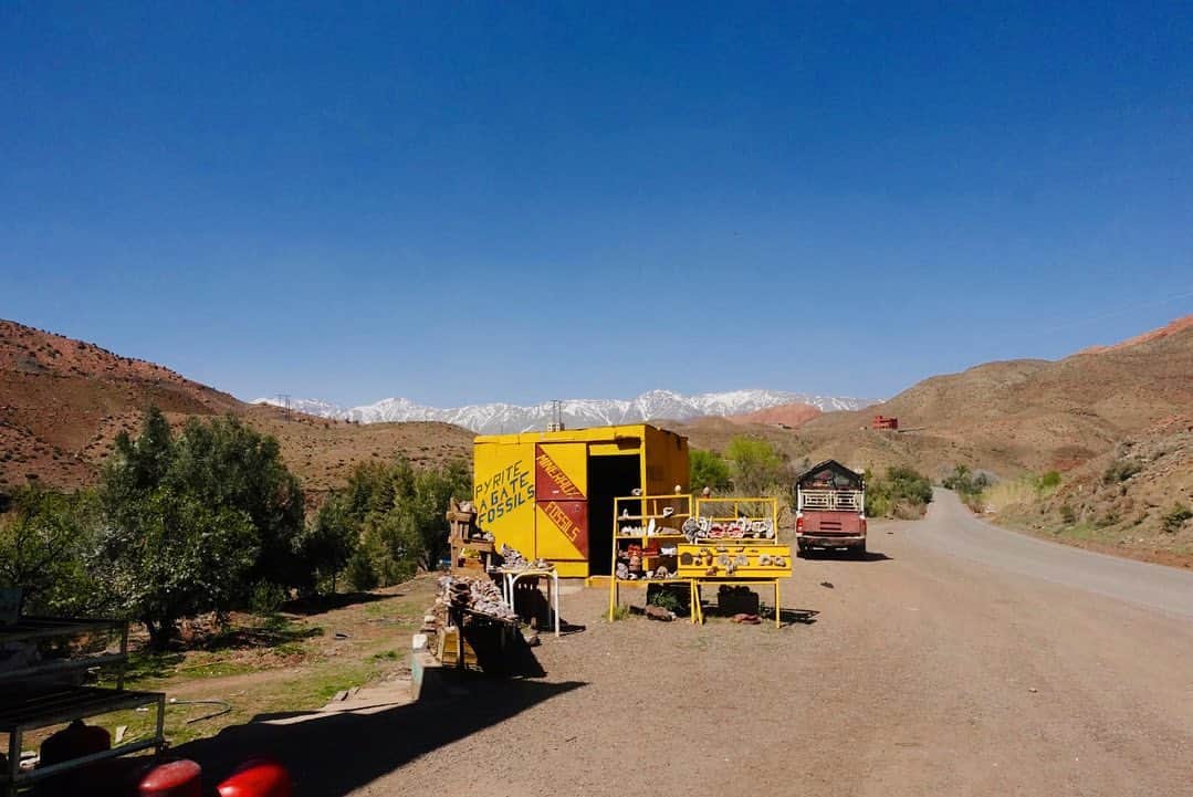一双麻希 のインスタグラム：「往復約1500kmの道のりの景色たち🚌📸 マラケシュ⇄メルズーガ(サハラ砂漠に繋がる都市)  灼熱の暑さなのに、雪山が見える景色がなんだか不思議でした。😌 アトラス山脈の標高3000mあたりの山道を超え💦 緑の景色から茶色の景色に。👀  📍マラケシュ #marrakesh ,ワルザザート #ouarzazate , アトラス山脈 #atlasmountains ,メルズーガ #merzouga ,  #モロッコ #メルズーガ #マラケシュ #サハラ砂漠 #ワルザザート #saharadesert #morocco #moroccotravel #europetrip مرزوكة# #モロッコ旅行 #モロッコ観光 #ヨーロッパ旅行 #ヨーロッパ一人旅  #مراكش#المغرب جامعالف #旅が好き #旅好き女子 #旅好きな人と繋がりたい #海外旅行 #海外一人旅 #女一人旅 #山ガール #自然が好き #山好き #アウトドア好き」