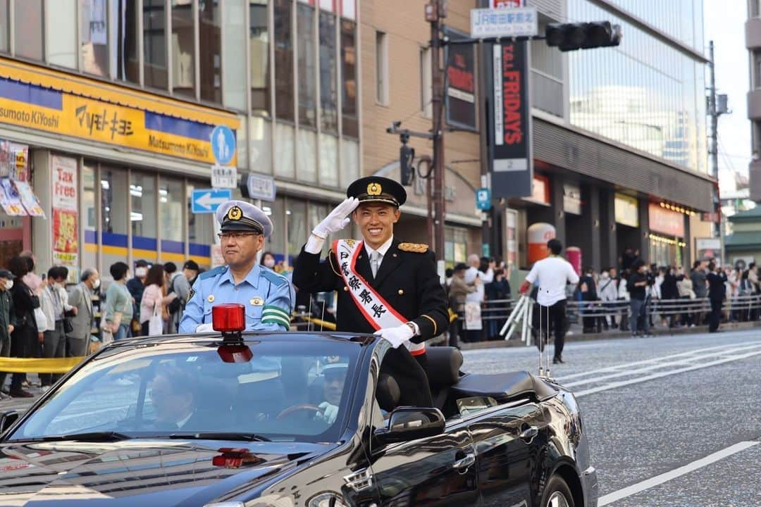 太田宏介のインスタグラム：「『町田警察署一日署長』 今日は町田駅前にて交通安全パレード・トークショーをさせていただきました！ ゴールデンウィーク、お出かけする方もたくさんいると思いますが、くれぐれも"交通安全“の意識を忘れずに過ごしてくださいね！ #交通安全  #町田」