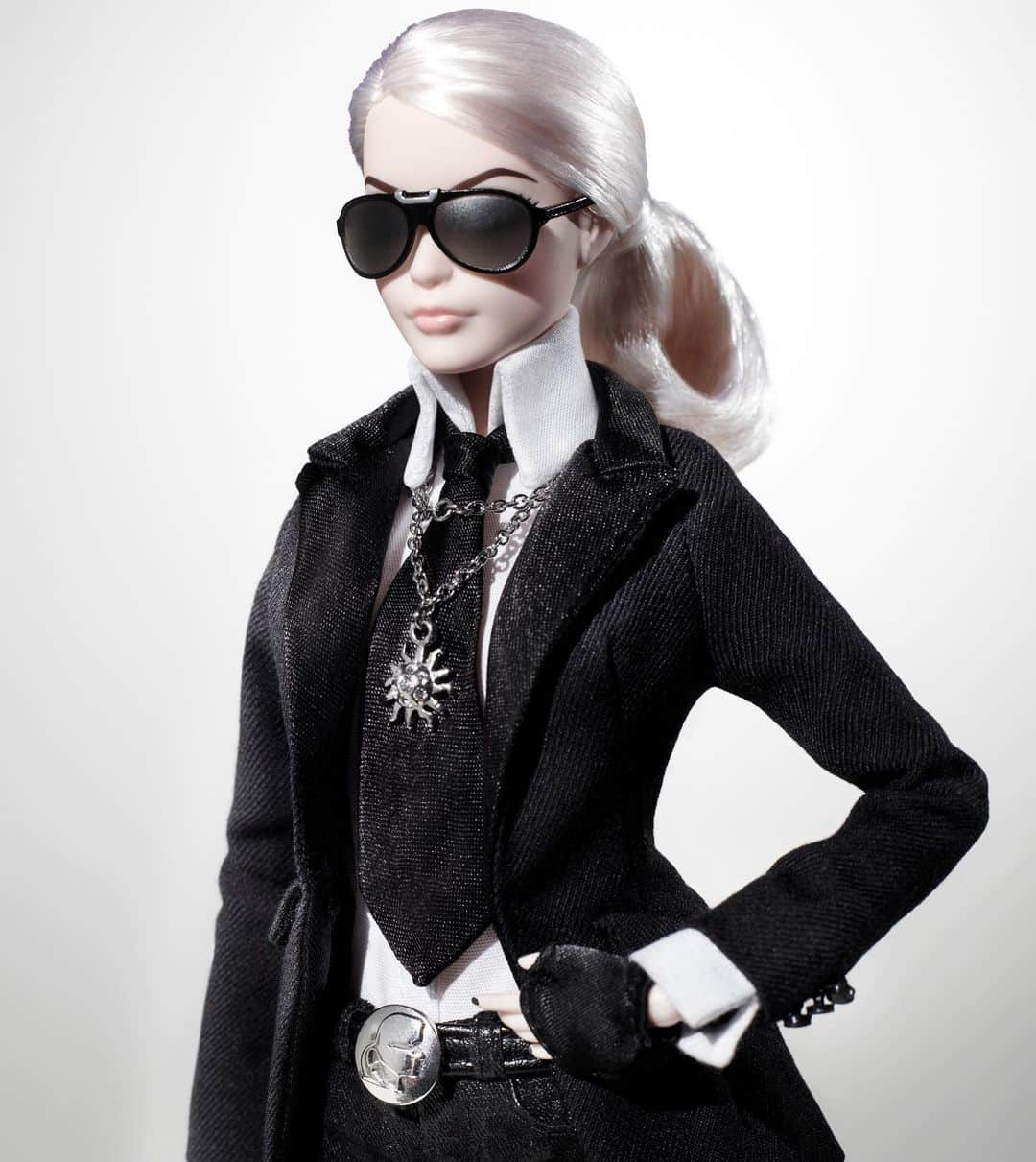 バービーさんのインスタグラム写真 - (バービーInstagram)「Icon, legend, genius. Tonight we celebrate #KarlLagerfeld. 🖤 #MetGala #barbie #barbiestyle」5月2日 8時06分 - barbiestyle