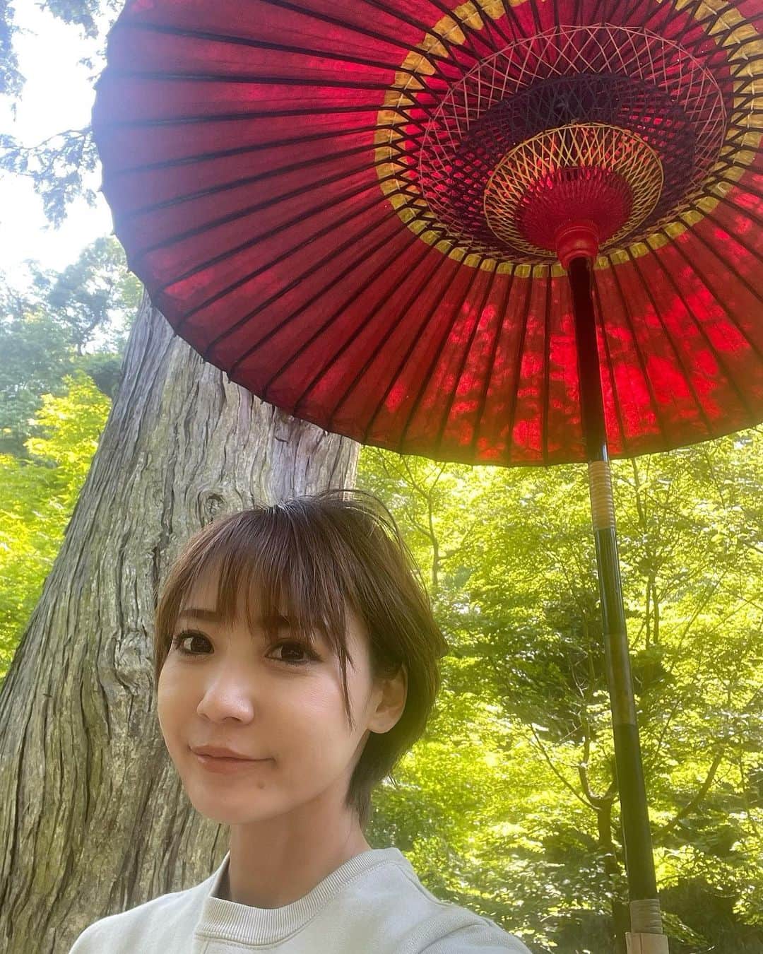 鮎川りなのインスタグラム：「#一条恵観山荘 #庭園 #番傘が似合わない女 #サイクリング #gw #鎌倉 #映えスポット #癒しスポット   涼しくて雰囲気も最高すぎる場所」